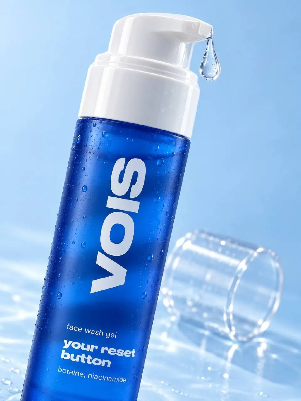 Один продукт, целая серия 💧
Создала AI-фотосессию для геля VOIS: предметные кадры с водой и каплями, крупные планы упаковки и съёмка с моделью.
Всю серию объединила свежая голубая гамма | Сетка — социальная сеть от hh.ru