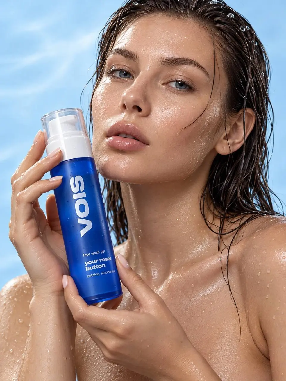 Один продукт, целая серия 💧
Создала AI-фотосессию для геля VOIS: предметные кадры с водой и каплями, крупные планы упаковки и съёмка с моделью.
Всю серию объединила свежая голубая гамма | Сетка — социальная сеть от hh.ru