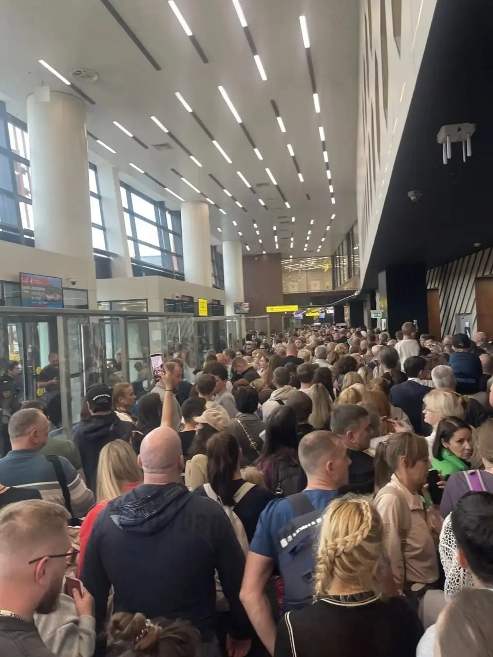 Ад в Шереметьеве прямо сейчас. Толпы людей не могут улететь в другие города из-за задержек рейсов. Некоторые ожидают вылет уже больше 35 часов. | Сетка — социальная сеть от hh.ru