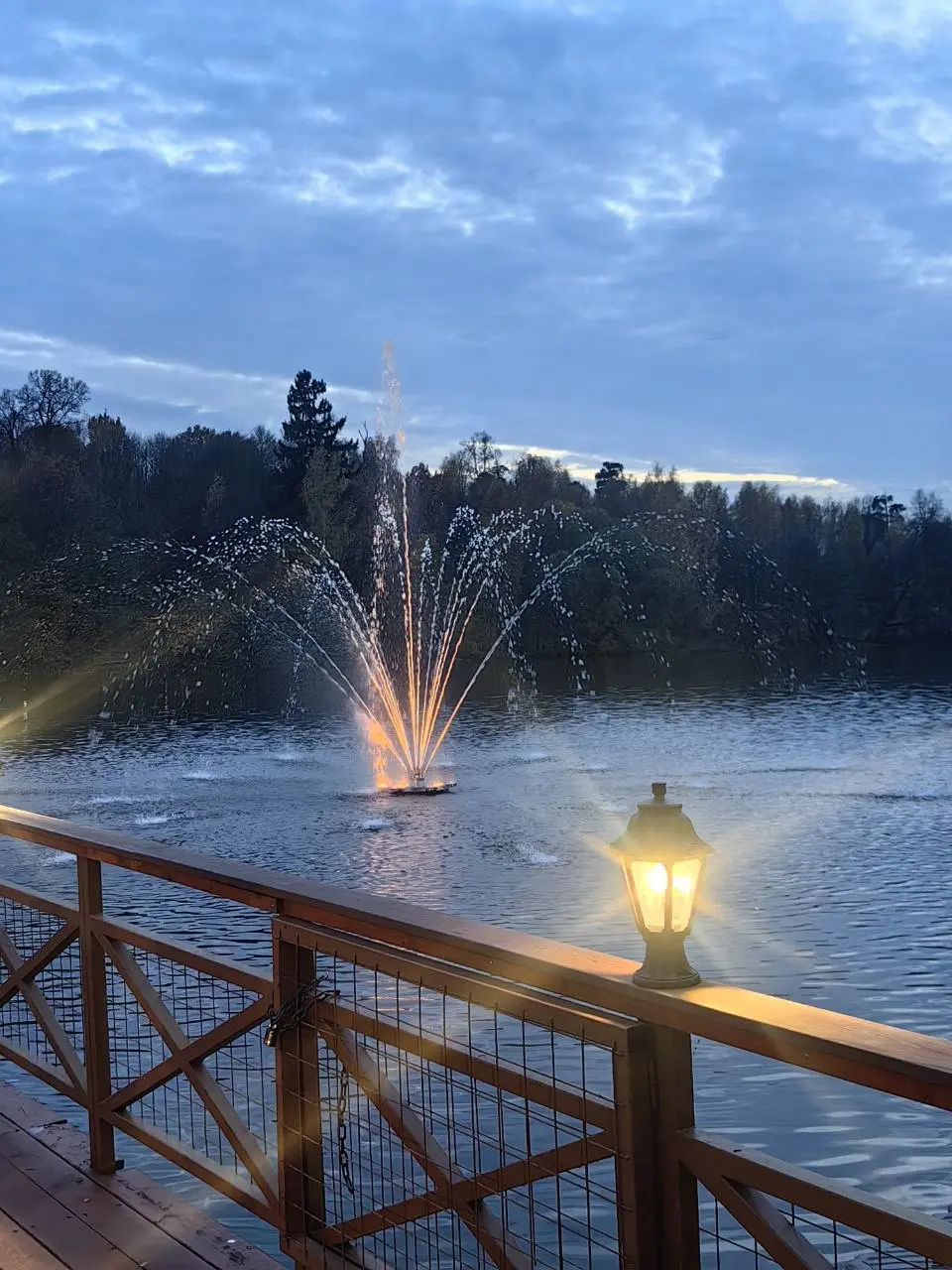 Так красиво вечером в усадьбе Гребнево 🌇 | Сетка — социальная сеть от hh.ru