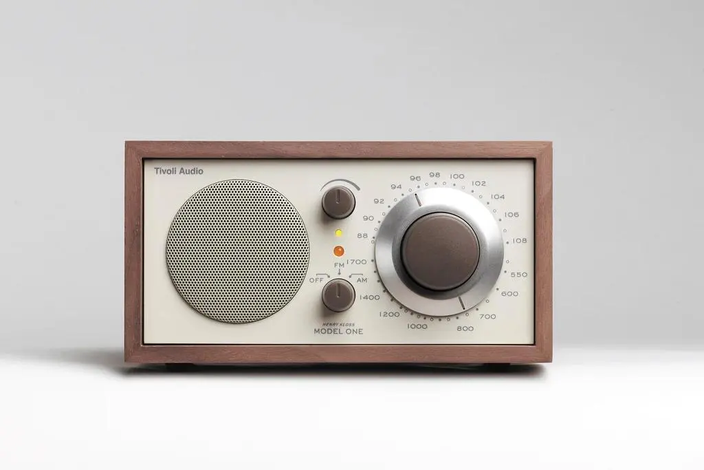 Радиоприёмник Tivoli Audio Model One BT | Designer: Henry Kloss
Глядя на него, хочется снова слушать радио — и выбирать станцию поворотом большой ручки | Сетка — социальная сеть от hh.ru