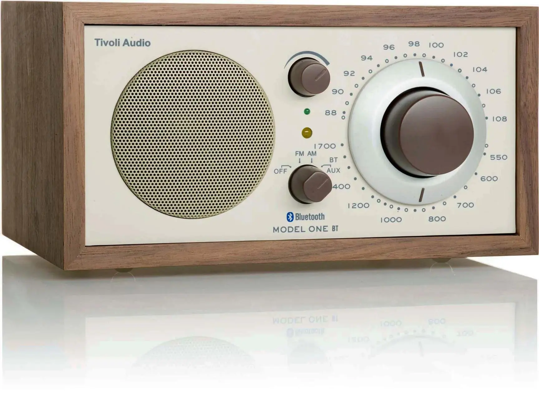 Радиоприёмник Tivoli Audio Model One BT | Designer: Henry Kloss
Глядя на него, хочется снова слушать радио — и выбирать станцию поворотом большой ручки | Сетка — социальная сеть от hh.ru