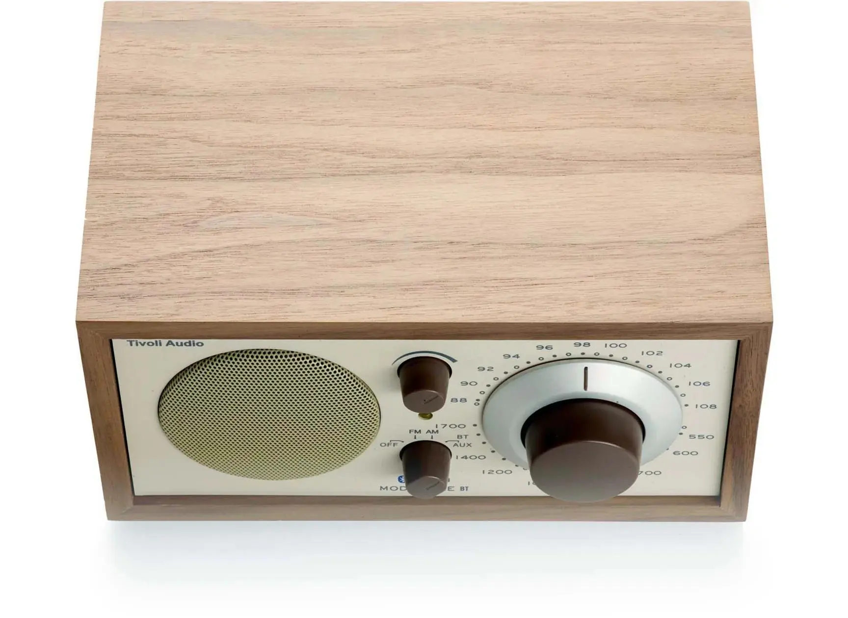 Радиоприёмник Tivoli Audio Model One BT | Designer: Henry Kloss
Глядя на него, хочется снова слушать радио — и выбирать станцию поворотом большой ручки | Сетка — социальная сеть от hh.ru