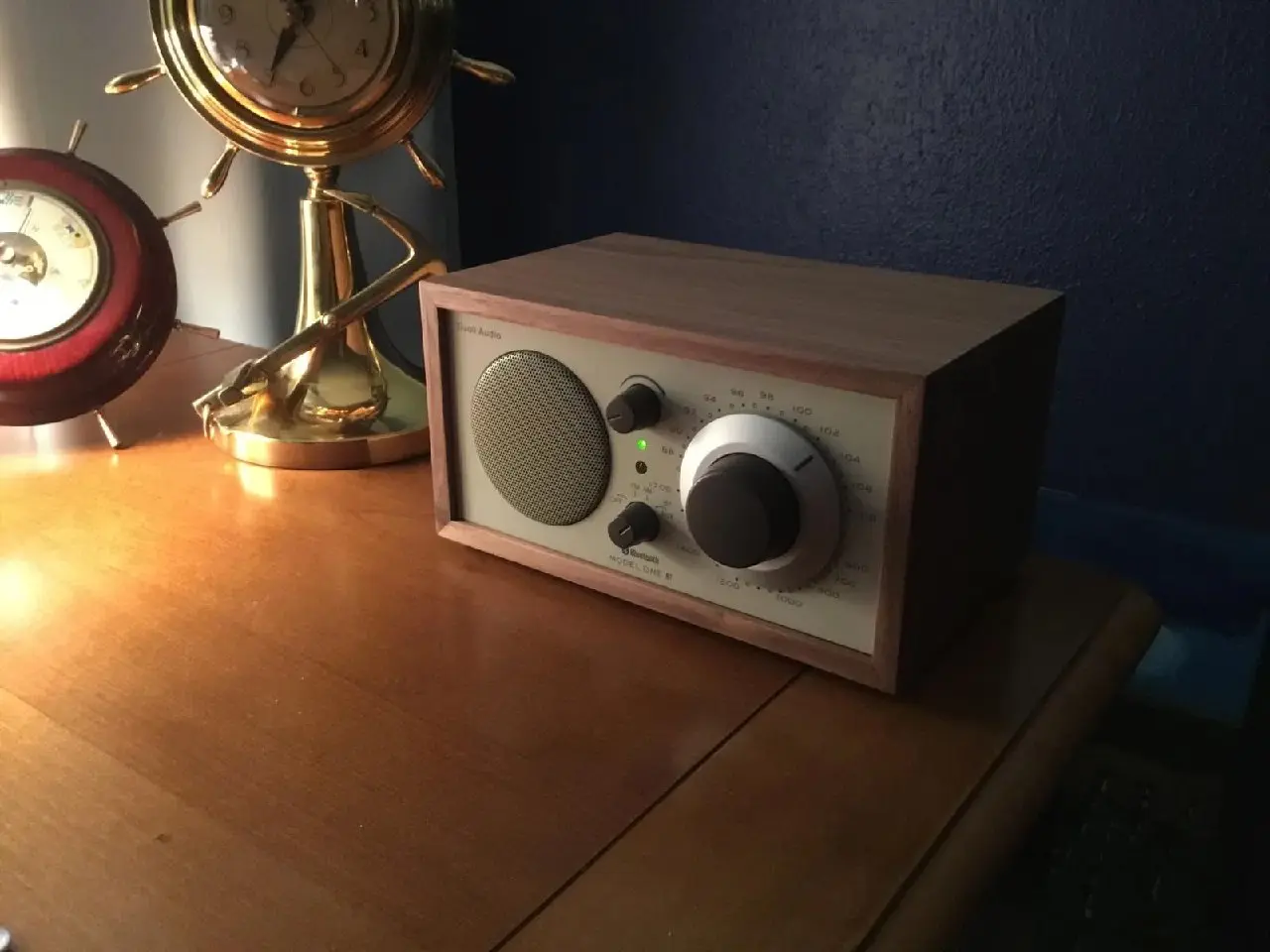 Радиоприёмник Tivoli Audio Model One BT | Designer: Henry Kloss
Глядя на него, хочется снова слушать радио — и выбирать станцию поворотом большой ручки | Сетка — социальная сеть от hh.ru
