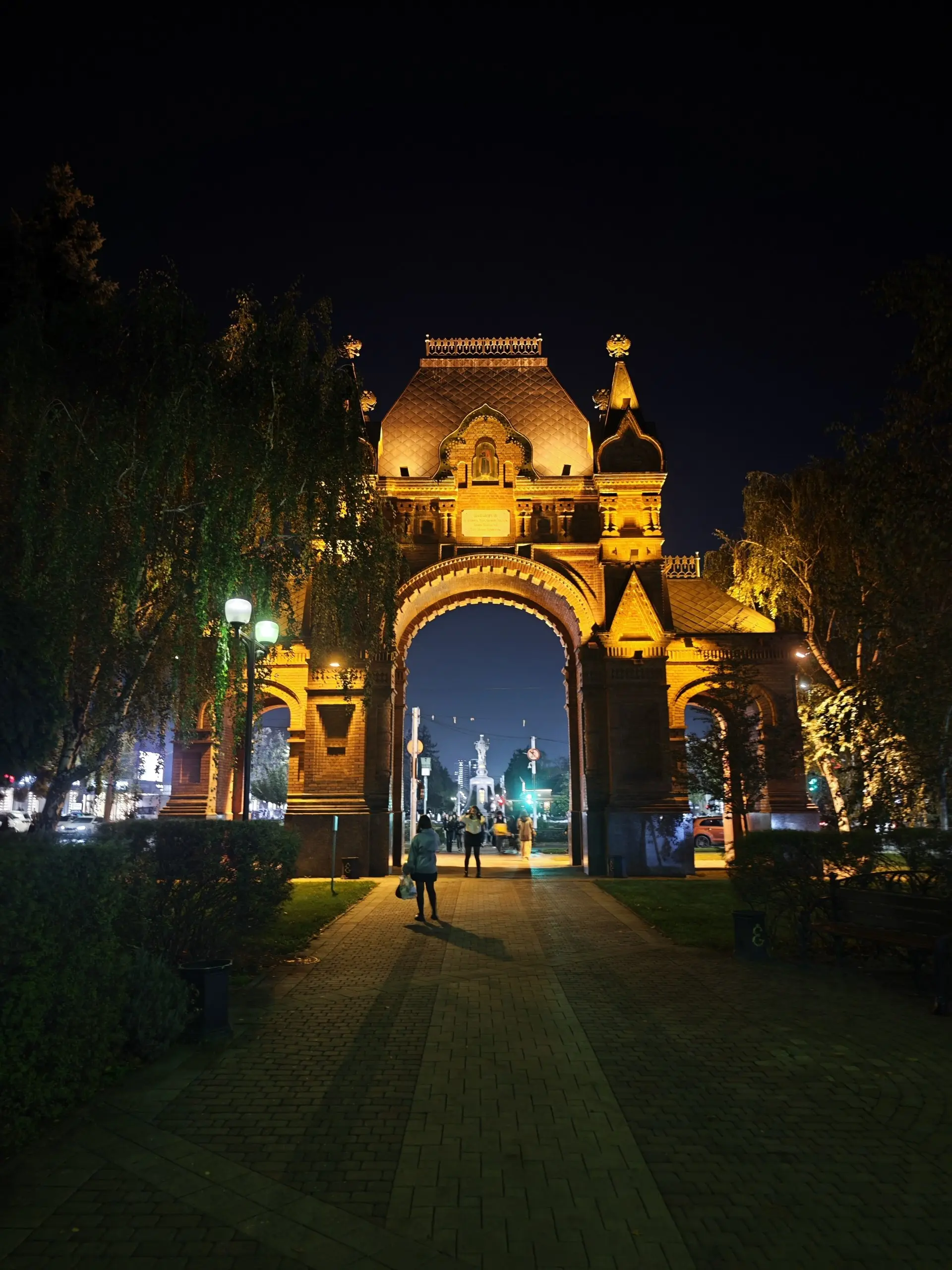 #ТутМестные говорят: "Каждый уважающий себя житель города должен хотя бы раз в неделю проутюжить Красную" 😎
Александровская Триумфальная арка
#Краснодар | Сетка — социальная сеть от hh.ru