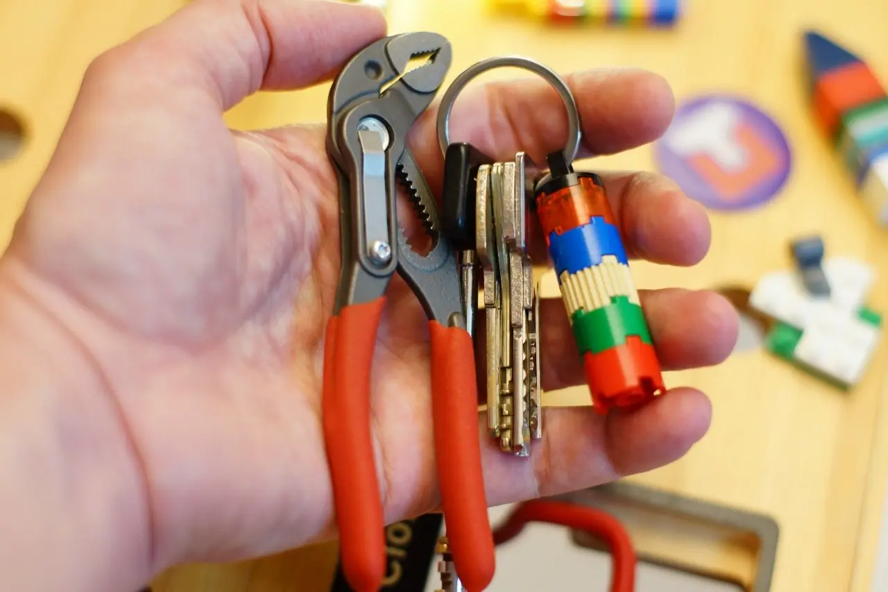 Lego и Knipex всегда в кармане))) | Сетка — социальная сеть от hh.ru