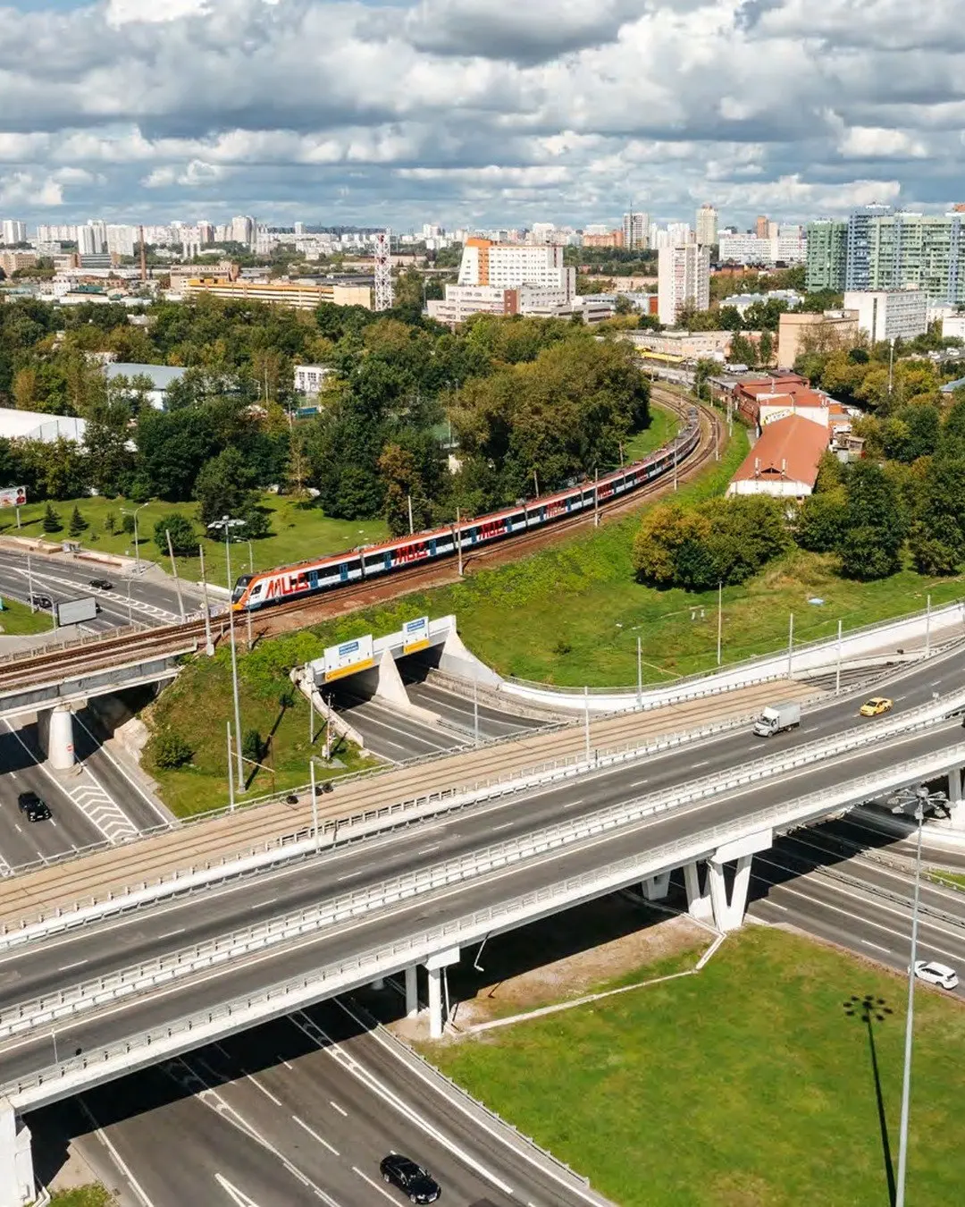 Квартал строится в СЗАО в Строительном проезде, в 100 метрах от реки Сходни. Проект интересен соседством с набережной и природным памятником Сходненский ковш | Сетка — социальная сеть от hh.ru