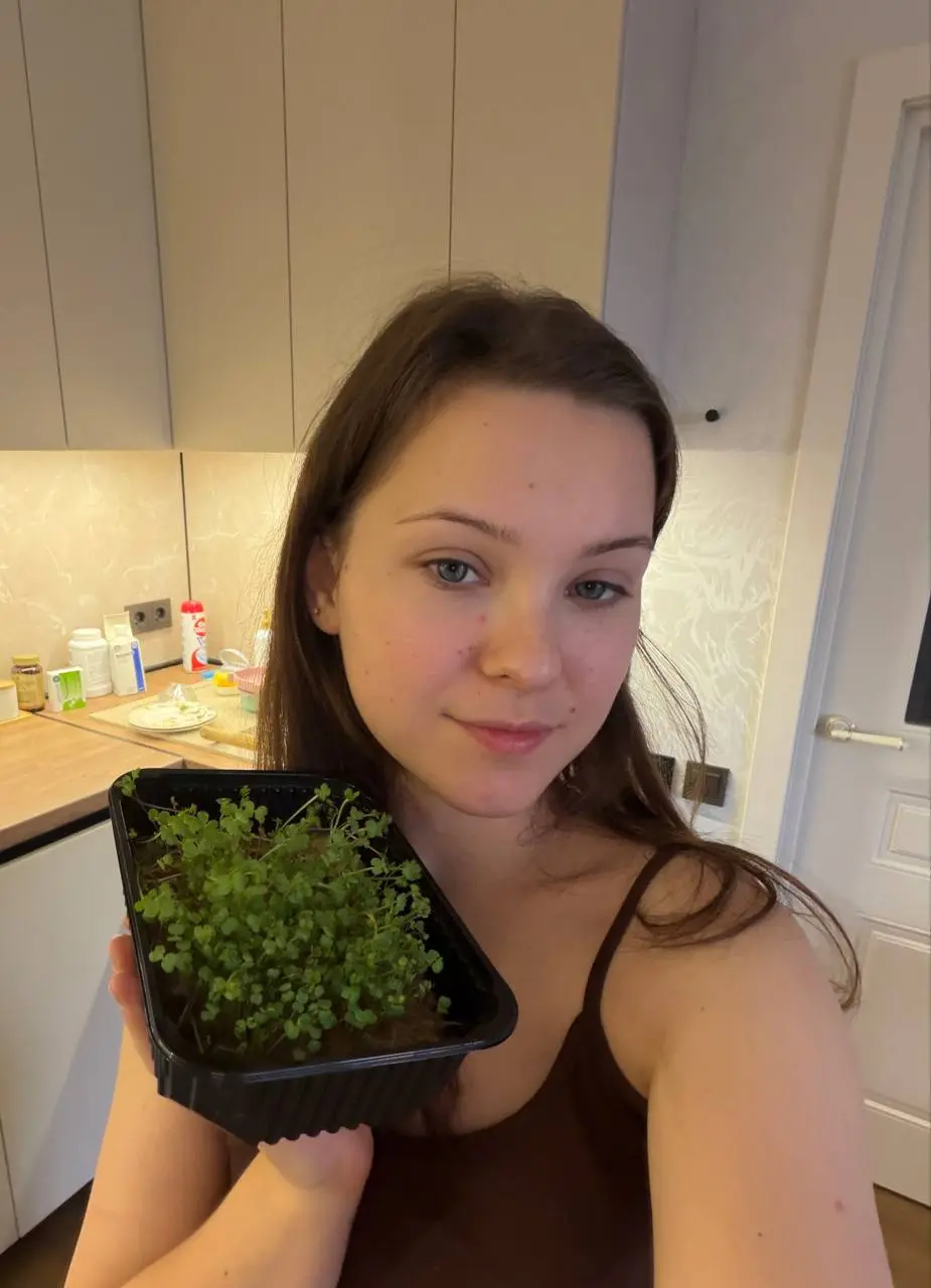 Моя микро-находка этой осени 🌱
Всего щепотка — и блюдо сразу приобретает вид как из ресторана. Добавляю её в салаты, к яйцам, на сэндвич — и день сразу кажется чуточку светлее | Сетка — социальная сеть от hh.ru