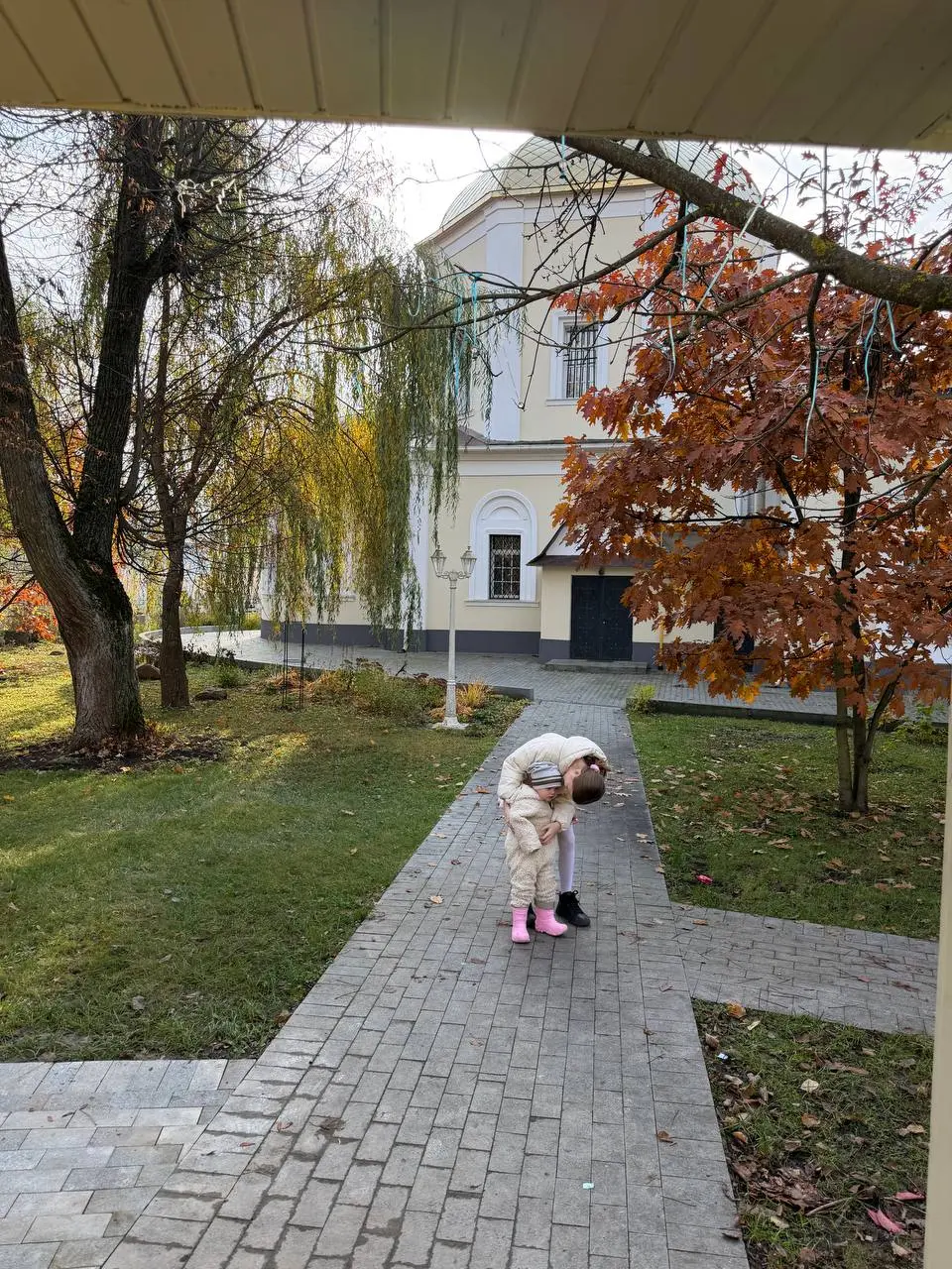 Воскресенье. Храм. Мы всей семьей, наша важная традиция.
К моей дочке подходит девочка:
— Привет, я Маша.
— Я Илария.
— Давай дружить? Я тут всё знаю. Хочешь, покажу?
— Хорошо.
Всё | Сетка — социальная сеть от hh.ru