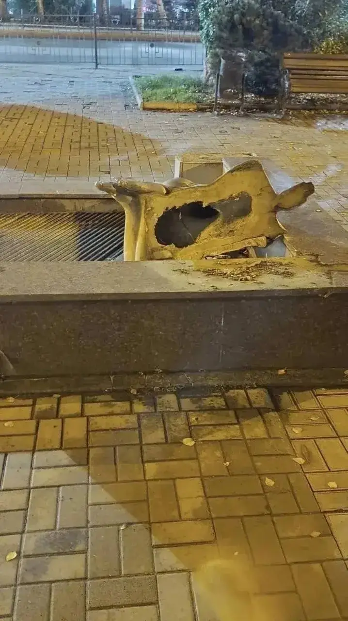 Жители Макеевки шокированы: вандалы свалили и разбили статую девушки у фонтана. | Сетка — социальная сеть от hh.ru