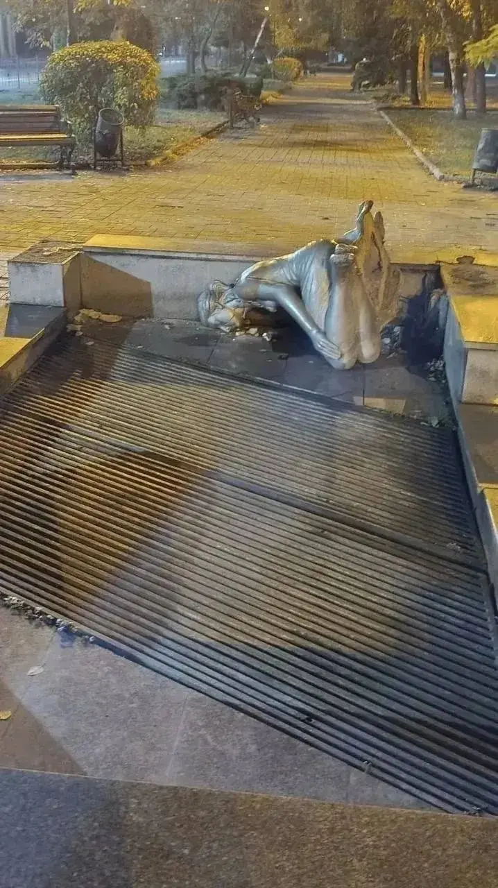 Жители Макеевки шокированы: вандалы свалили и разбили статую девушки у фонтана. | Сетка — социальная сеть от hh.ru