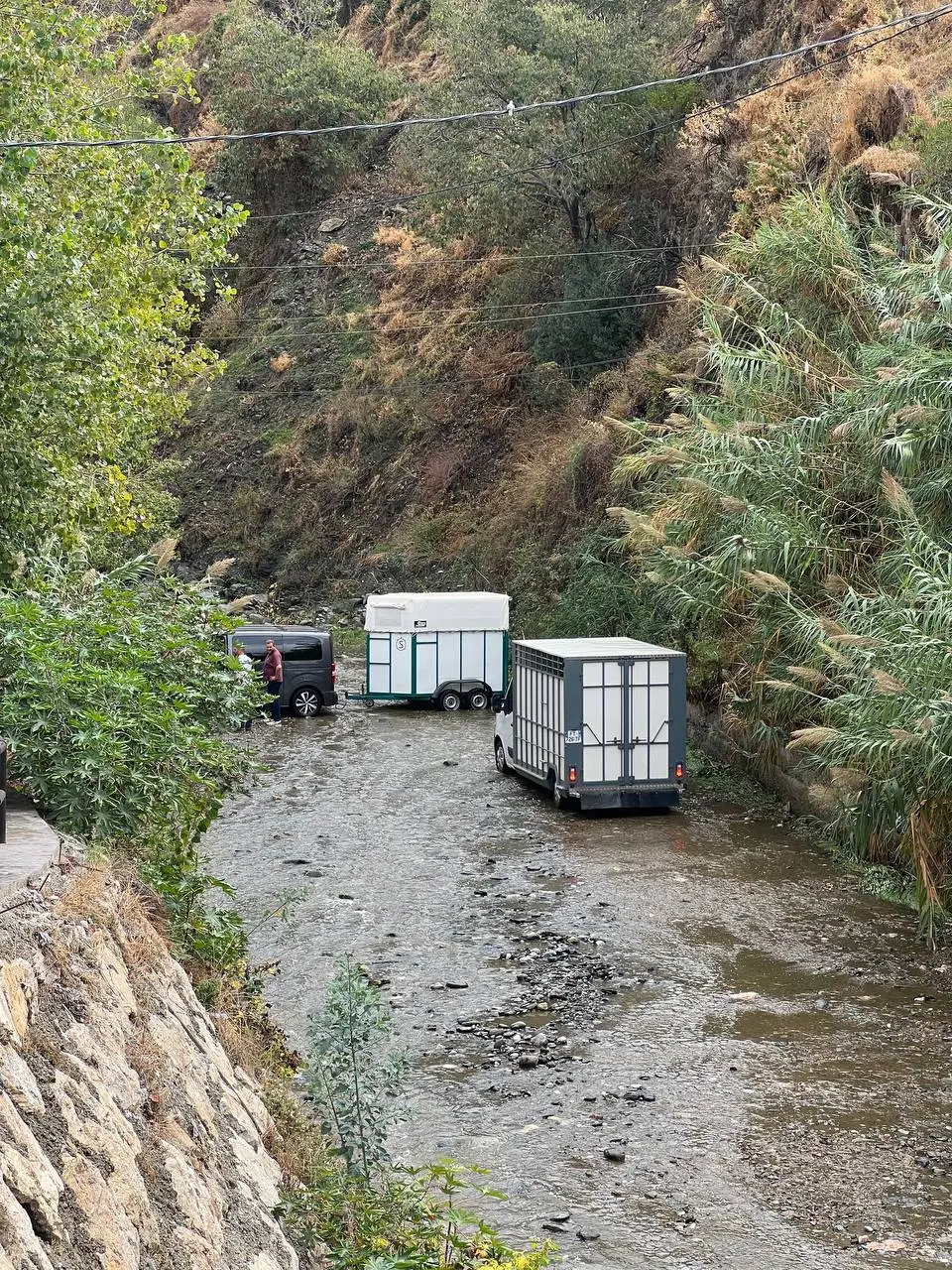 Сегодня мы лазили по небольшим городкам на юге Испании. Очень клевые, конечно
Особенно мне понравилась парковка В РЕКЕ | Сетка — социальная сеть от hh.ru