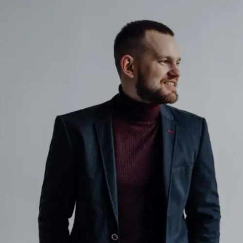 Мaкcим Гyщин