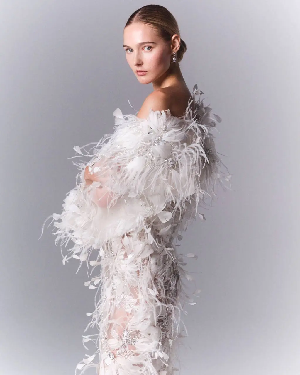 Коллаборация дня: H&M х Elie Saab выпустили свадебные платья
Свадебная коллекция в классике – это всегда хороший pr заход, потому что кто не любит свадьбы? А тут ещё и перья!
Напишет пресса, блогеры, ... | Сетка — социальная сеть от hh.ru