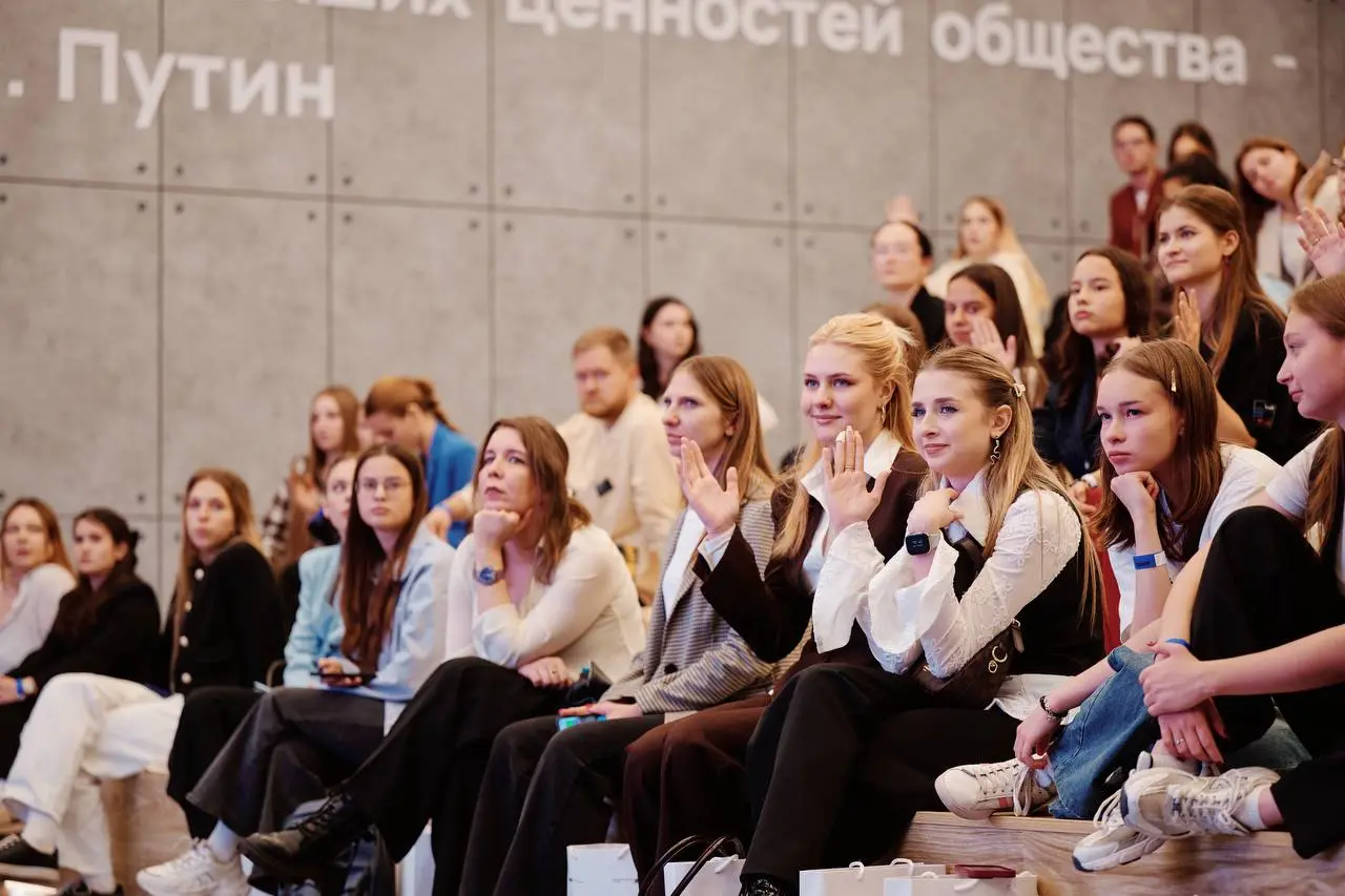 Как стать заметным, если опыта пока немного?
На Национальном медиаконгрессе «ШУМ» выступил с темой «Я в медиа: как стать заметным до того, как станешь опытным»
Часто кажется, что сначала нужно набрать... | Сетка — социальная сеть от hh.ru