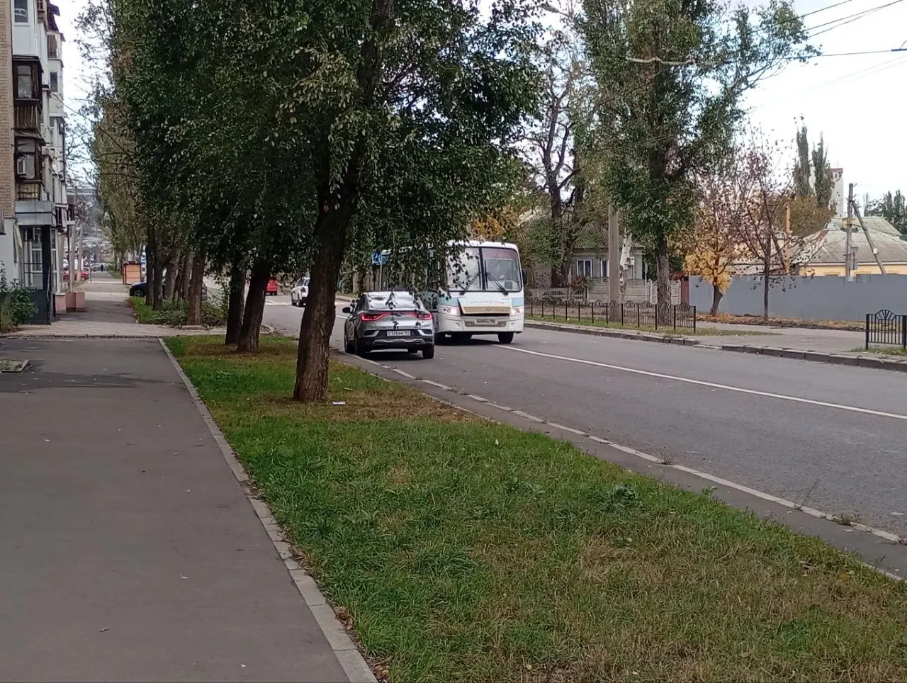 Бросили машину против движения на встречной полосе для автобусов по 50 лет СССР. Автобусам приходится объезжать по встречной полосе через сплошную | Сетка — социальная сеть от hh.ru