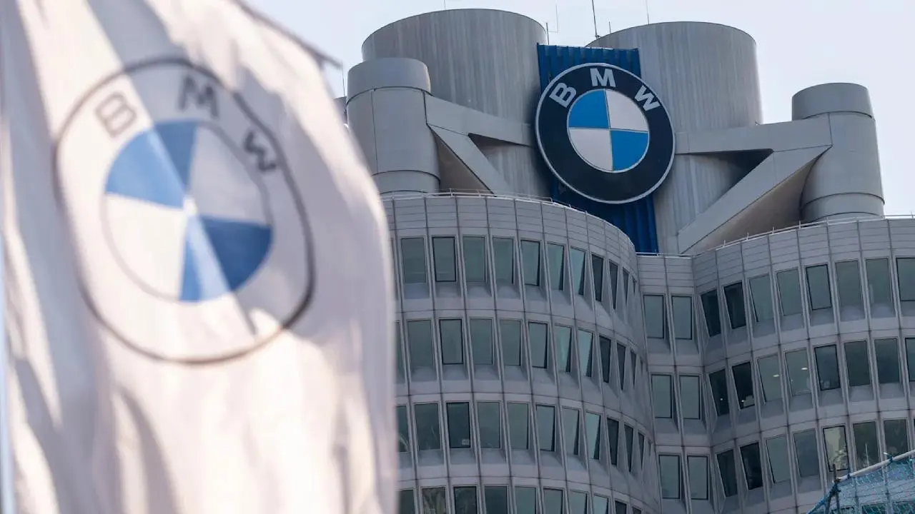 «Золотой парашют» до €600 000: как сотрудники BMW обрушили внутренний портал в очереди на увольнение
Как провести сокращение 8 000 человек без скандалов, судов и репутационных потерь? В BMW подумали и... | Сетка — социальная сеть от hh.ru