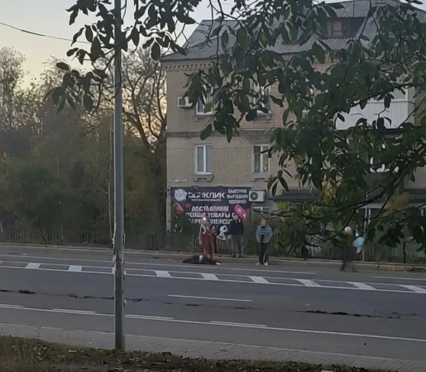 Ещё фото с места, где сбили пешехода на ул. Павла Поповича | Сетка — социальная сеть от hh.ru