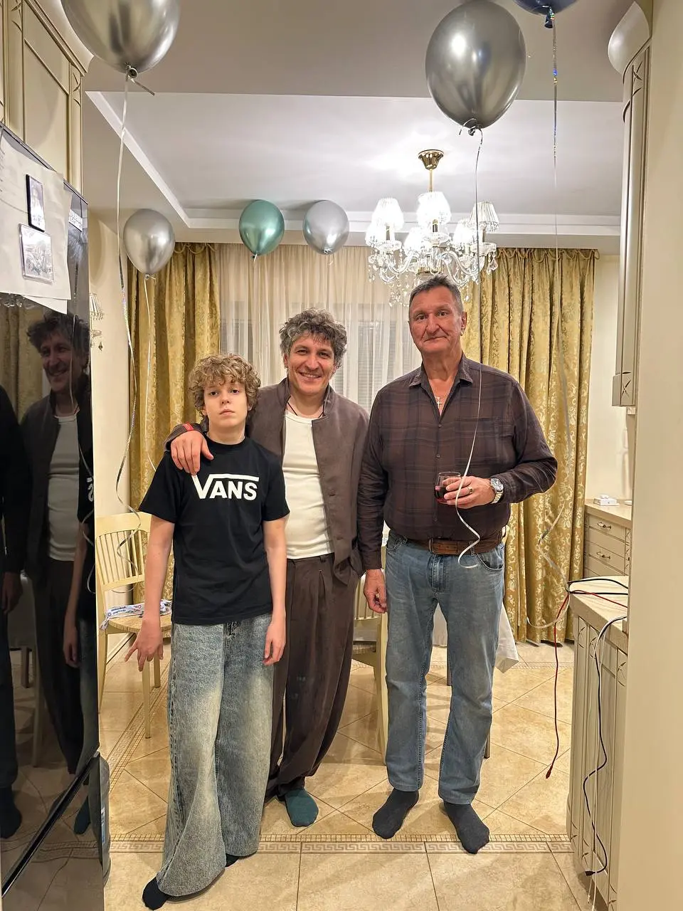 У младшего днюха. Паспорт скоро пойдем забирать. Тесть еще приехал. Короче забеись. 🎈 | Сетка — социальная сеть от hh.ru