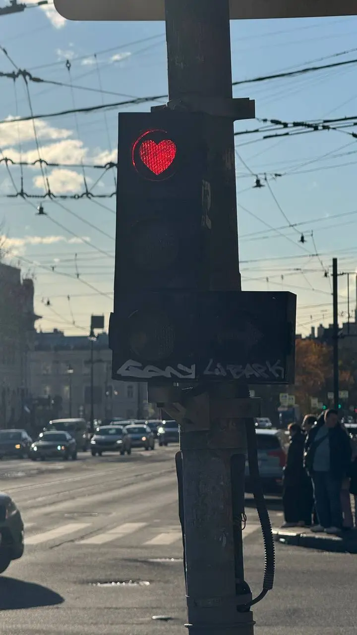 Никто не может грустить, шагая с ровной спиной по неприлично красивому Петербургу под ярким октябрьским солнцем…💔
С ровной осанкой в организме как будто что-то само собой начинает налаживаться | Сетка — социальная сеть от hh.ru