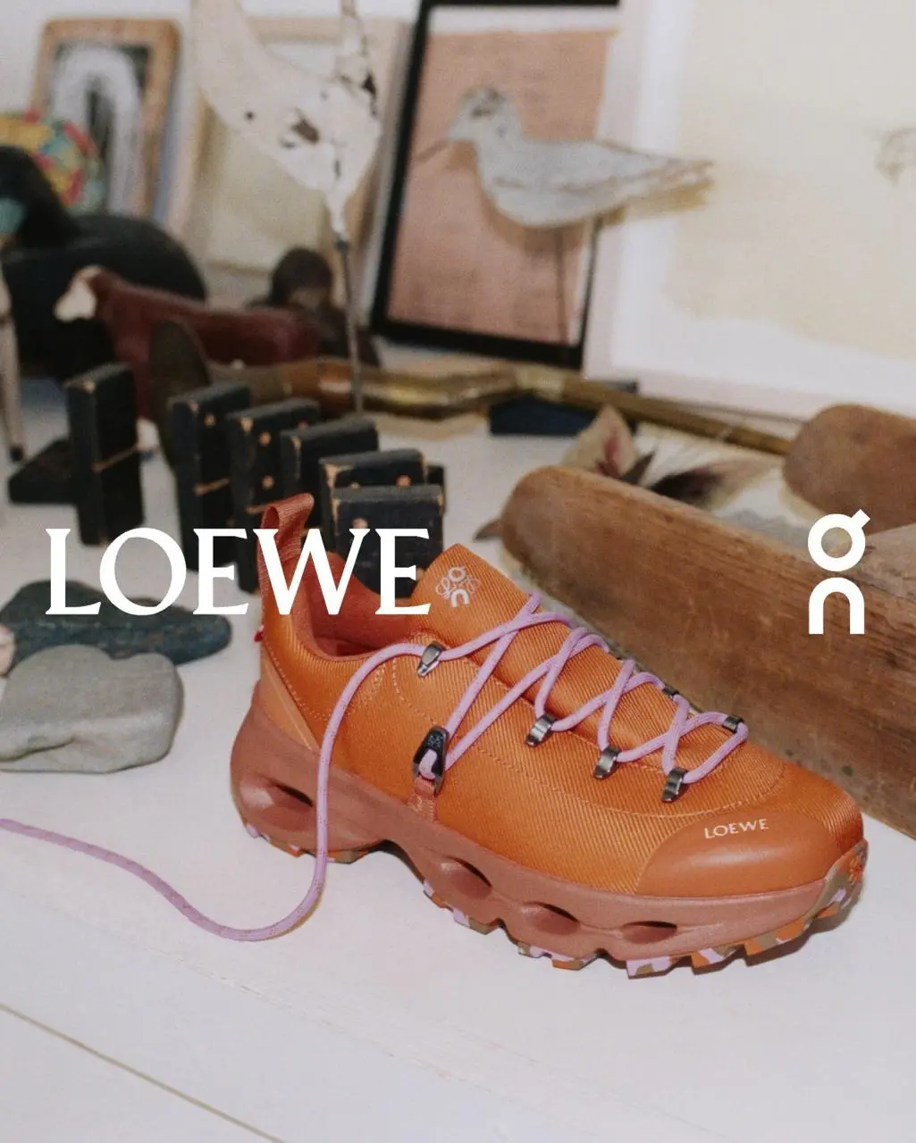 Loewe × On выпустили две новые модели кроссовок, Cloudsolo Hiker и Cloudtilt Cosmic. Первая – хайкеры для города с треккинговым протектором, вторая – футуристичная модель с прозрачными вставками | Сетка — социальная сеть от hh.ru