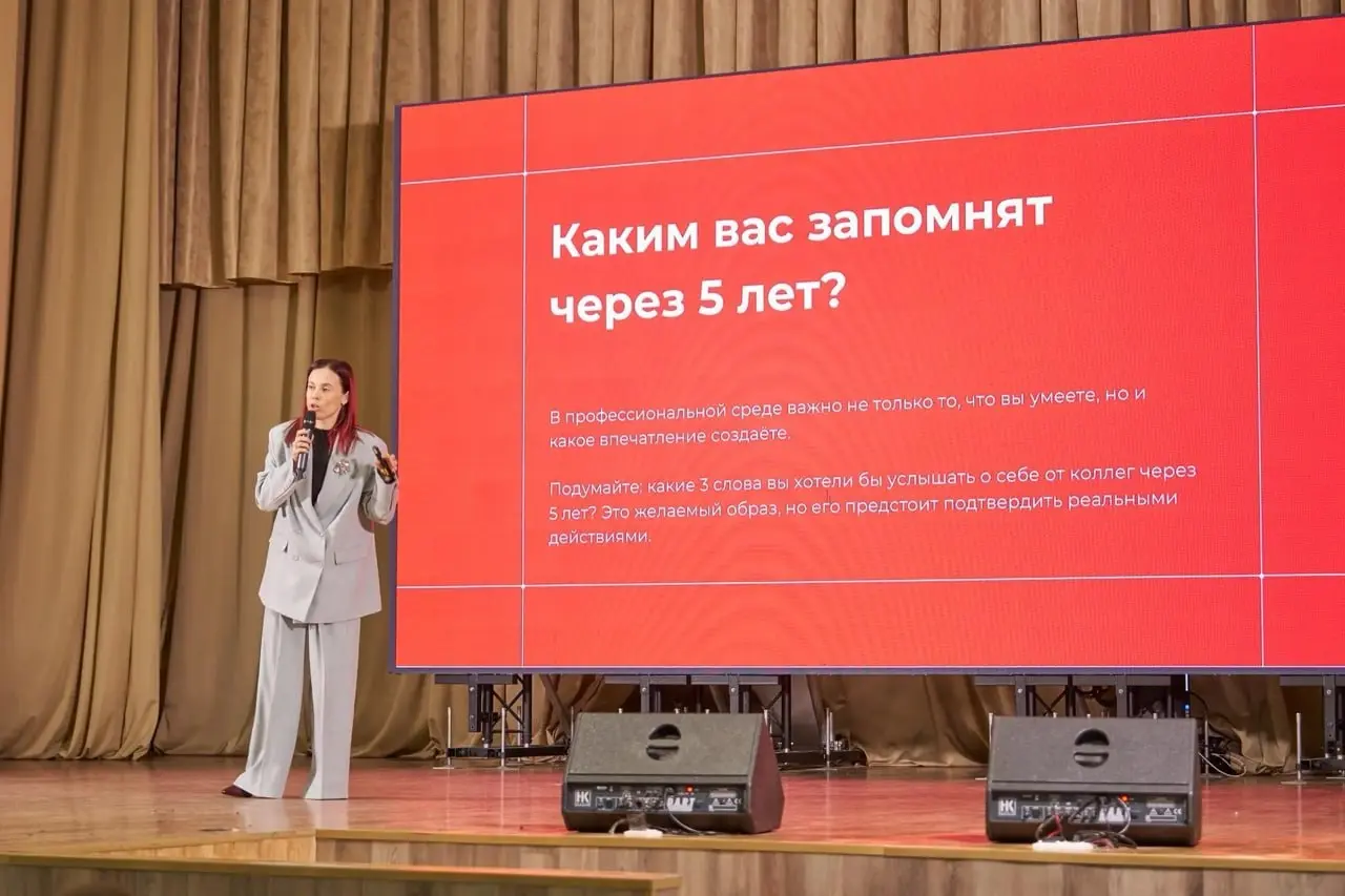 🎯 Как строить карьеру и завоевывать профессиональное доверие: Анна Хрипченко выступила на форуме «PRO-карьера»
Сегодня в Хабаровске директор по карьерному развитию студентов Президентской академии Анн... | Сетка — социальная сеть от hh.ru