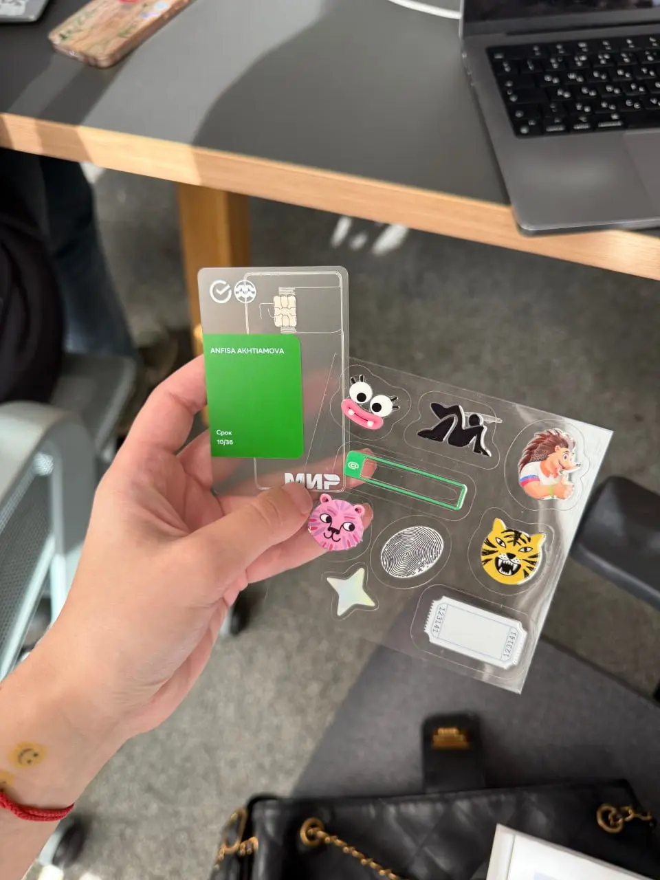 Офисные новости к этому часу:
💚Подсмотрела у коллеги нашу новую линейку прозрачных молодёжных карт с наклейками — если вы в Моске и вам меньше 24 лет, я вам очень завидую…
💚В разных местах появились к... | Сетка — социальная сеть от hh.ru