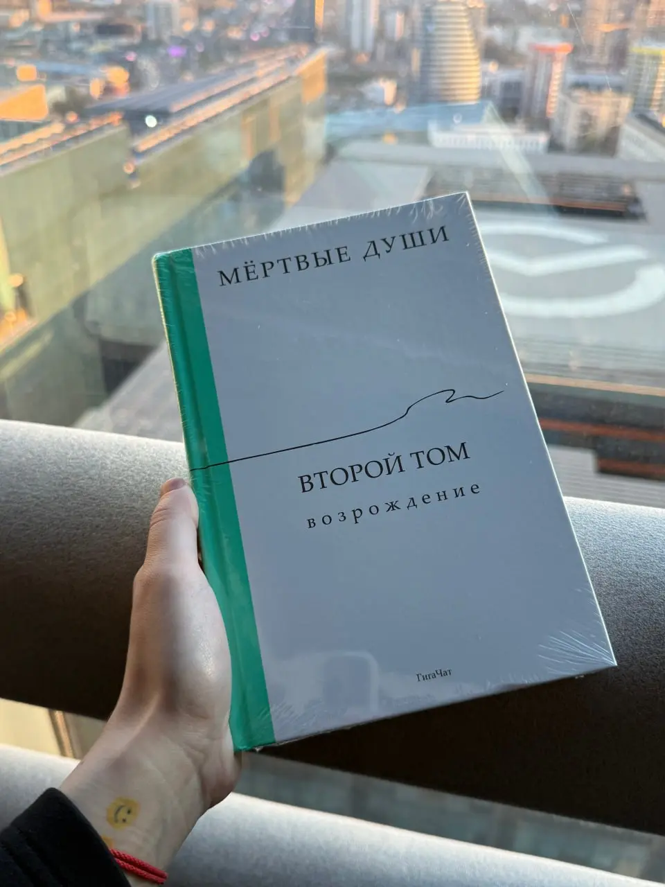Офисные новости к этому часу:
💚Подсмотрела у коллеги нашу новую линейку прозрачных молодёжных карт с наклейками — если вы в Моске и вам меньше 24 лет, я вам очень завидую…
💚В разных местах появились к... | Сетка — социальная сеть от hh.ru