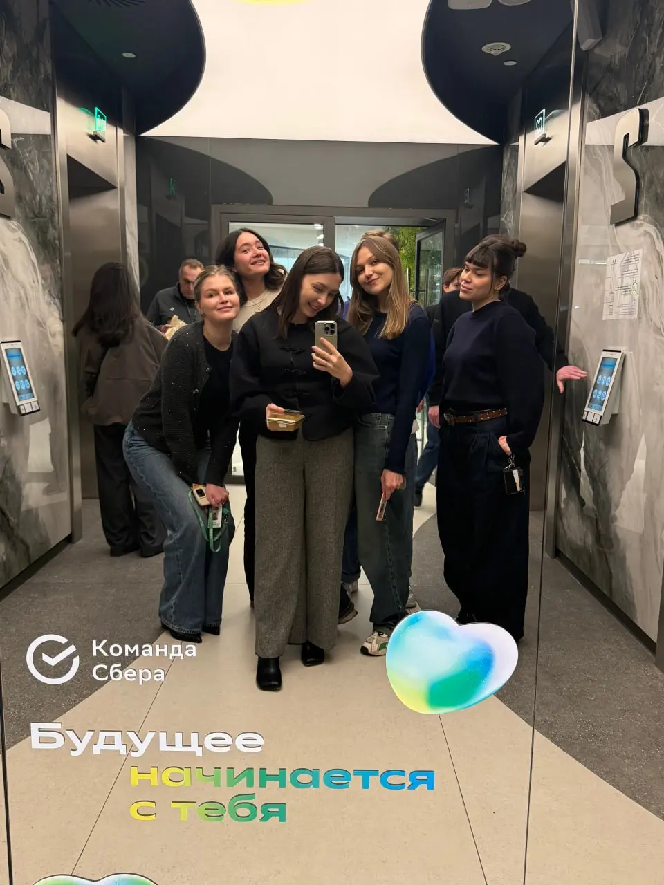 Офисные новости к этому часу:
💚Подсмотрела у коллеги нашу новую линейку прозрачных молодёжных карт с наклейками — если вы в Моске и вам меньше 24 лет, я вам очень завидую…
💚В разных местах появились к... | Сетка — социальная сеть от hh.ru