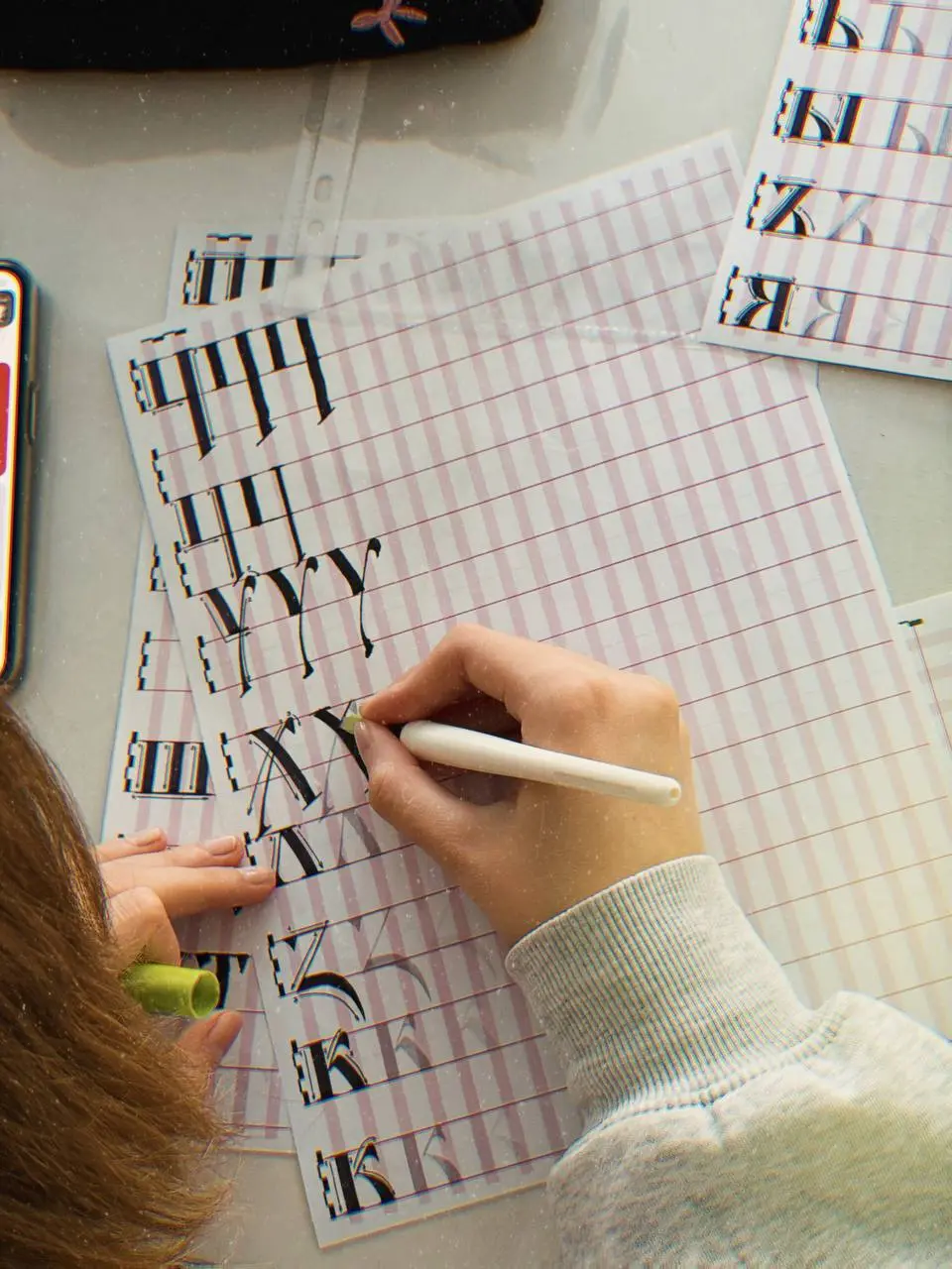 Первый круг комом! 😅
Сегодня у меня всего три пары. С младшими ребятами из колледжа начали устав — сложный, с постоянным поворотом пера. После готики это следующий шаг и пока даётся тяжело | Сетка — социальная сеть от hh.ru
