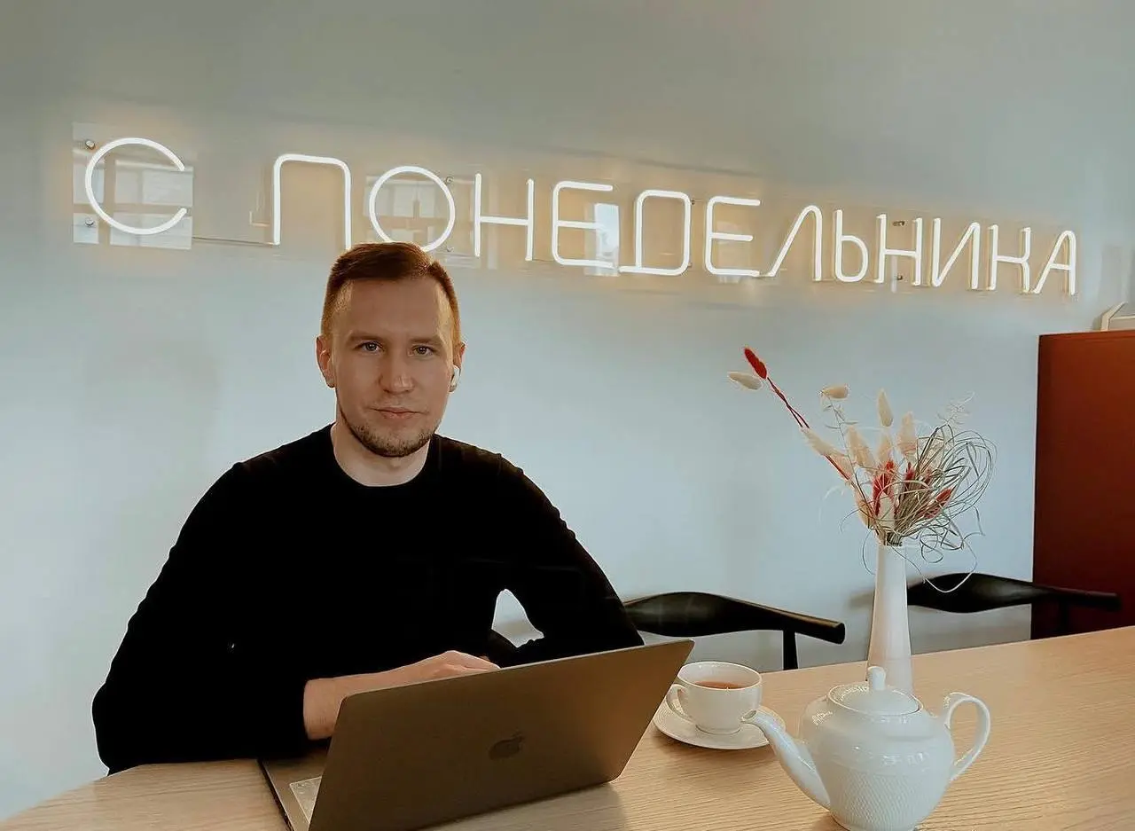 С конца августа мы тихо развернули компанию. Анонсов не было - объясняю сейчас, в 4 пунктах.
Компании обычно меняют курс громко: презентации, новый логотип, «мы рады сообщить» | Сетка — социальная сеть от hh.ru