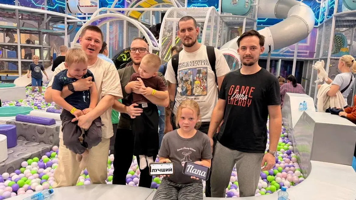 Вчера праздновали День отца 👨
Кажется, у меня наконец появился официальный повод гордо заявить, что я тоже кое-чего добился в жизни 😂
В Екатеринбурге есть сообщество, где папы собираются вместе с деть... | Сетка — социальная сеть от hh.ru