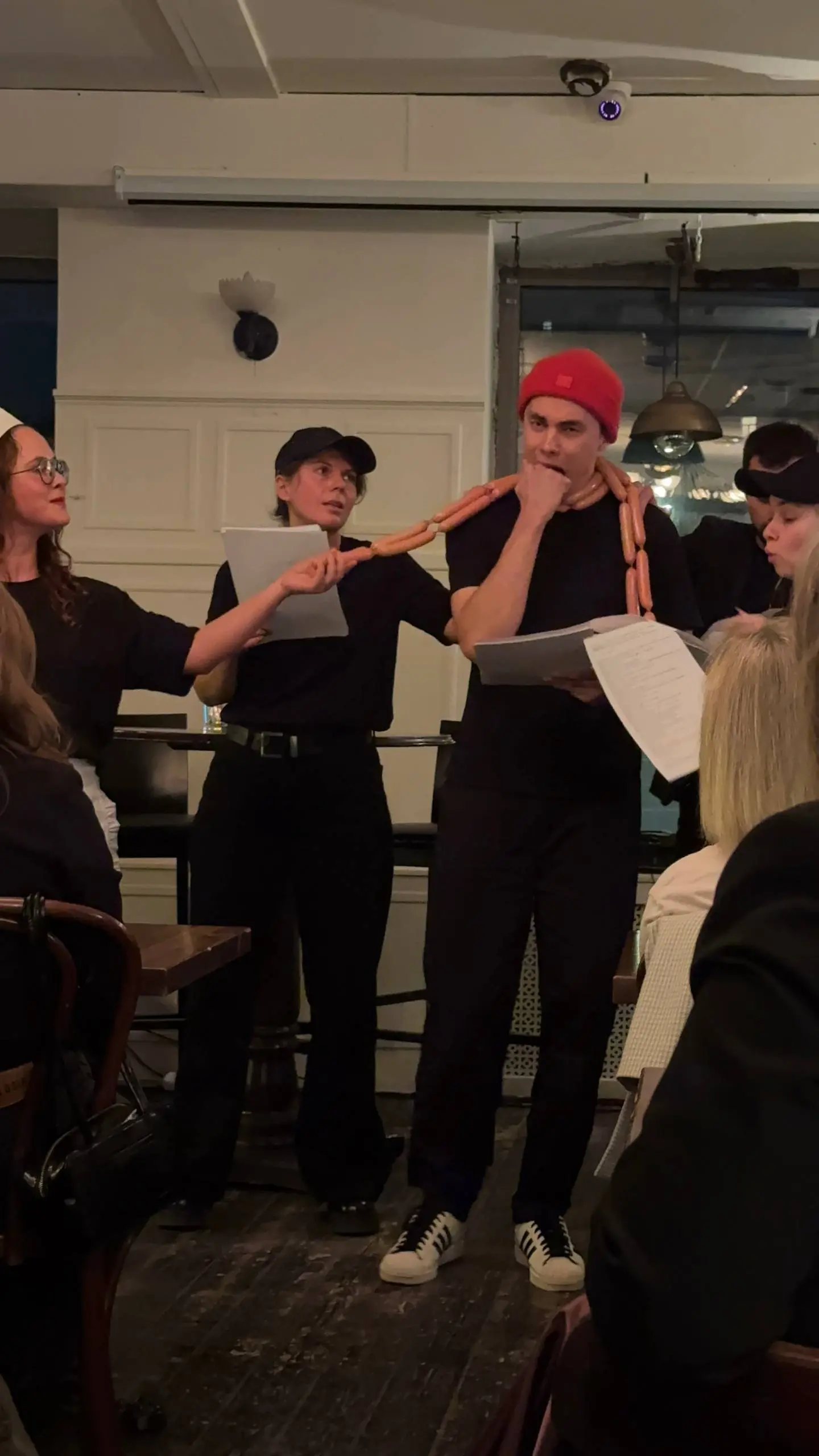 Есть на свете гениальные люди!
Это мои сокурсники из Gogol School: они собрались, выбрали себе мастера-режиссера, выбрали пьесу, отрепетировали и делают уже вторую читку в рюмочной «Пролив» | Сетка — социальная сеть от hh.ru
