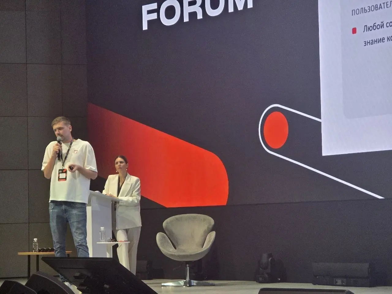 На прошлой неделе выступили на GlobalTech. 🚀
Если честно, сейчас очень заметно, что страну трясёт: на конференциях людей стало меньше | Сетка — социальная сеть от hh.ru