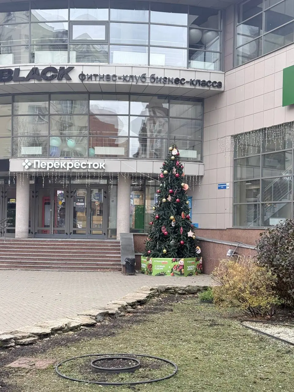 Уважаемые коллеги маркетологи, остановитесь!
21 октября – а нам уже пытаются продать вайб новогодних хлопот 😅
Конечно, помимо того, что это просто идейно очень рано, расстраивает и чисто профессиональ... | Сетка — социальная сеть от hh.ru