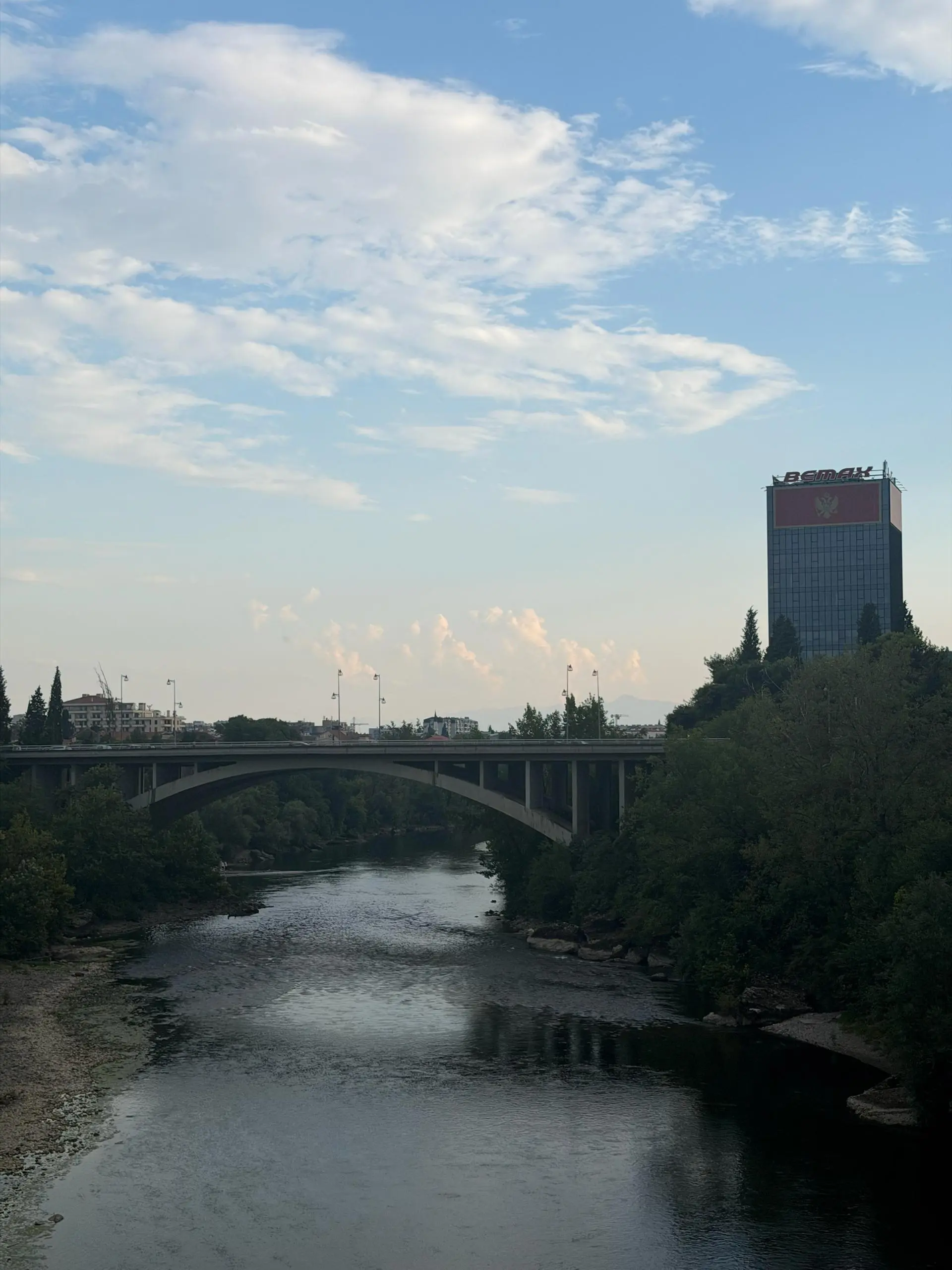 🇲🇪 Покидая Piva 🍺
Ну какой же вайб кататься на машине по балканам! Наверное, на другом транспорте можно это всё возненавидеть, проверять я это не буду конечно же | Сетка — социальная сеть от hh.ru