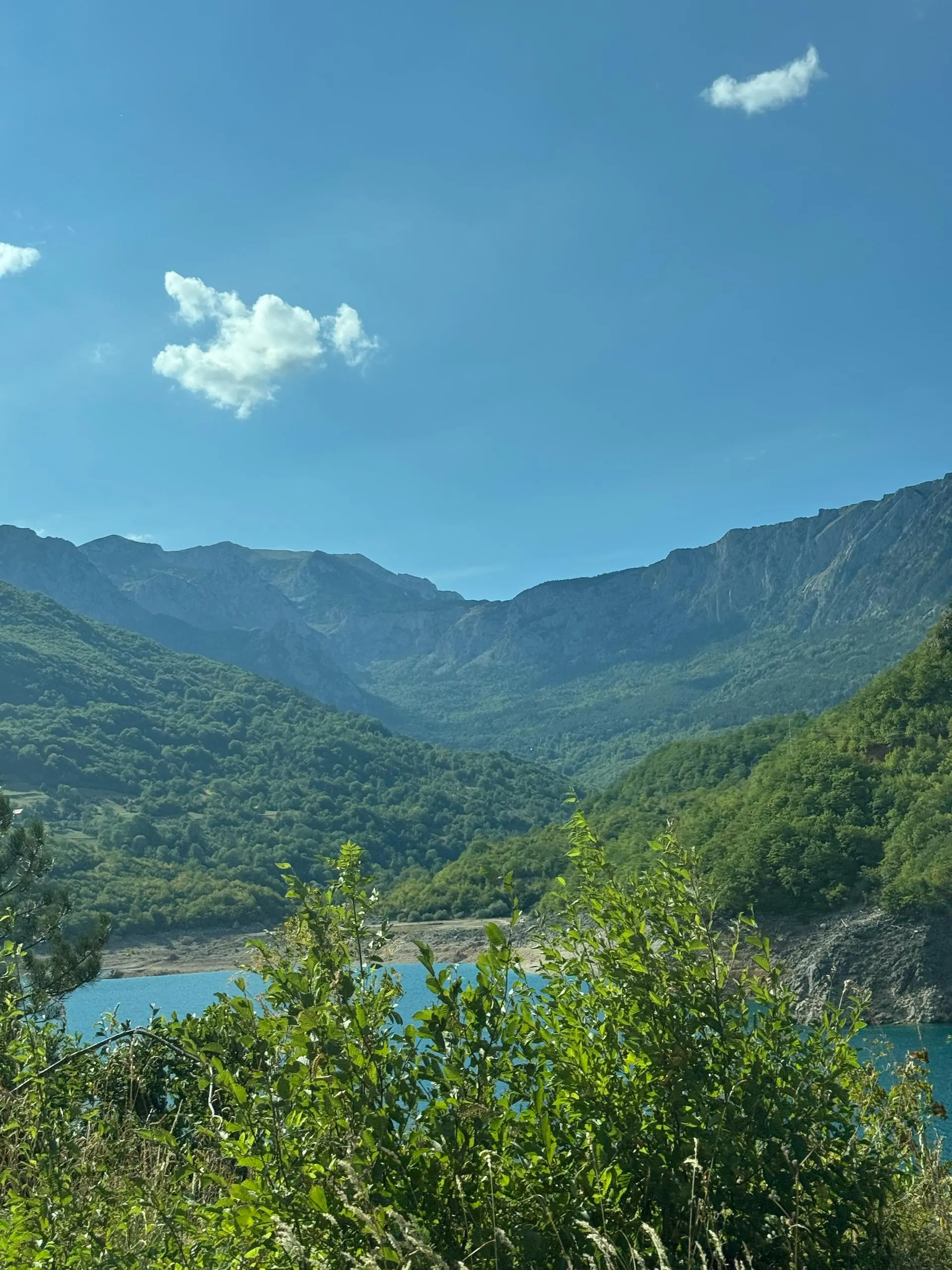 🇲🇪 Покидая Piva 🍺
Ну какой же вайб кататься на машине по балканам! Наверное, на другом транспорте можно это всё возненавидеть, проверять я это не буду конечно же | Сетка — социальная сеть от hh.ru