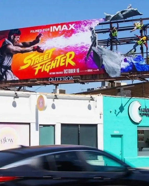 Street Fighter в рамках кампании по продвижению своего фильма придумали классный способ использовать наружную рекламу. Для этого они воссоздали сцены битв и перенесли их на билборды | Сетка — социальная сеть от hh.ru