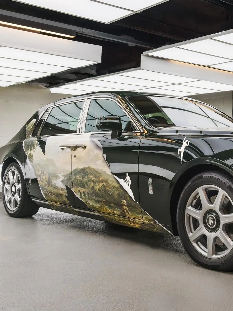 Когда у тебя и подкладка костюма с рисунком, и Rolls-Royce есть, но как будто бы душа ещё чего-то просит.. | Сетка — социальная сеть от hh.ru