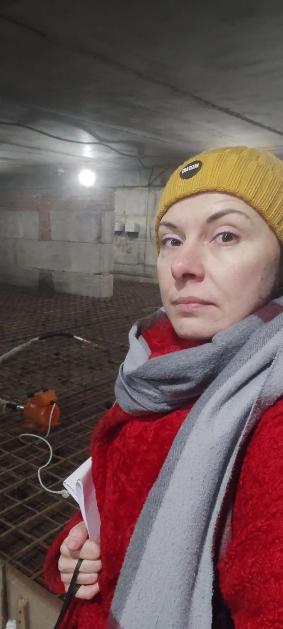В шкафу дизайнера-комплектатора-спеца по авторскому надзору всегда есть место, где отдельно висит немного одежды “почти парадной” 😂 в которой ты едешь на объект на замеры,демонтажи, сбивание слоев ста... | Сетка — социальная сеть от hh.ru