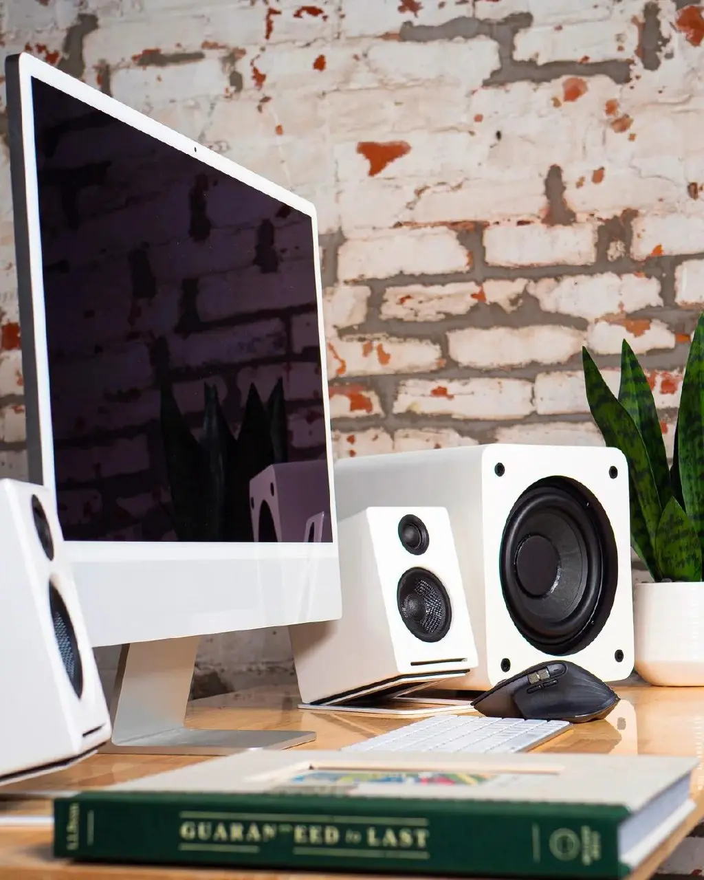 Настольные колонки Audioengine A2+ Gen 3 | Design: Audioengine
Сначала меня зацепили жёлтые | Сетка — социальная сеть от hh.ru