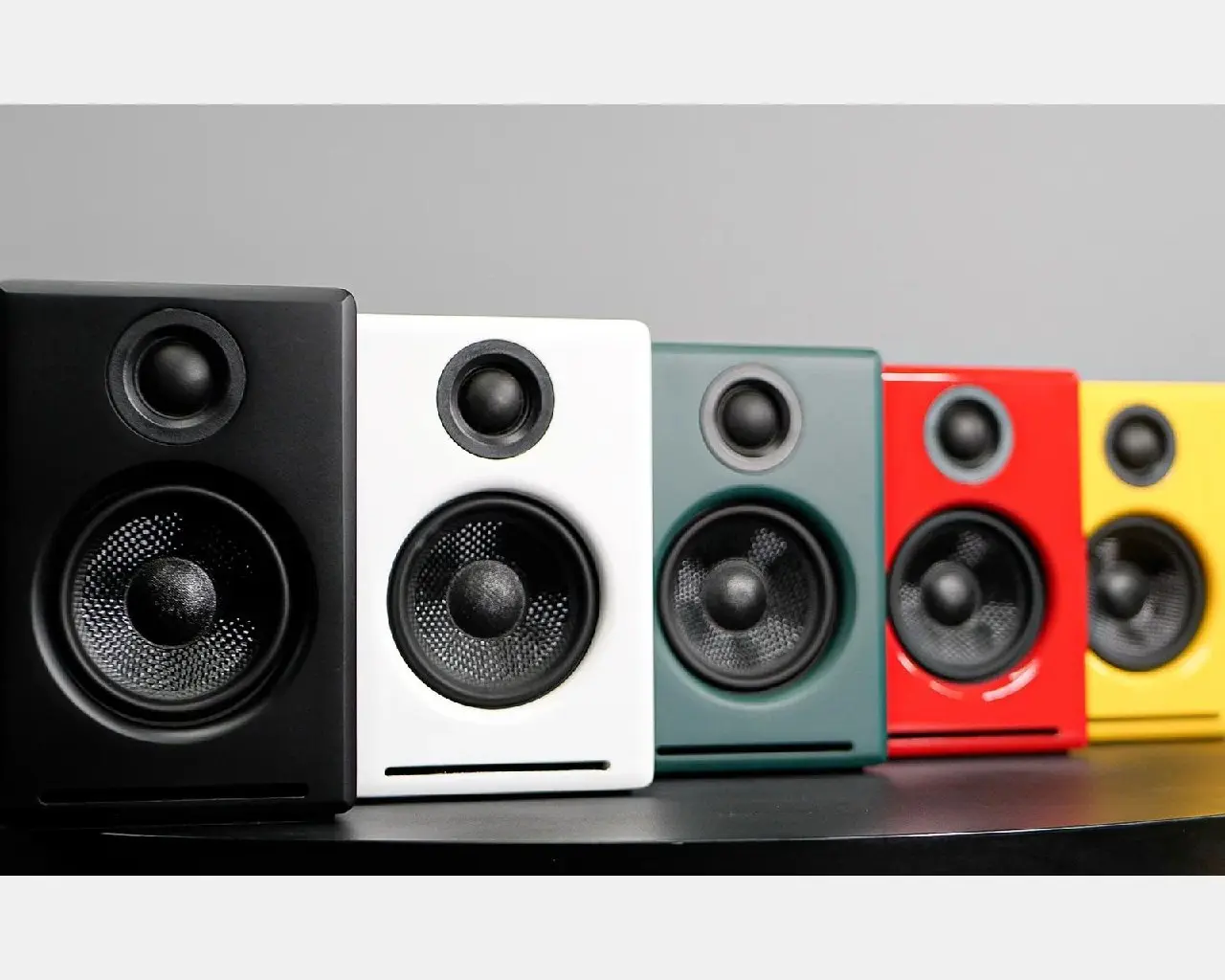 Настольные колонки Audioengine A2+ Gen 3 | Design: Audioengine
Сначала меня зацепили жёлтые | Сетка — социальная сеть от hh.ru