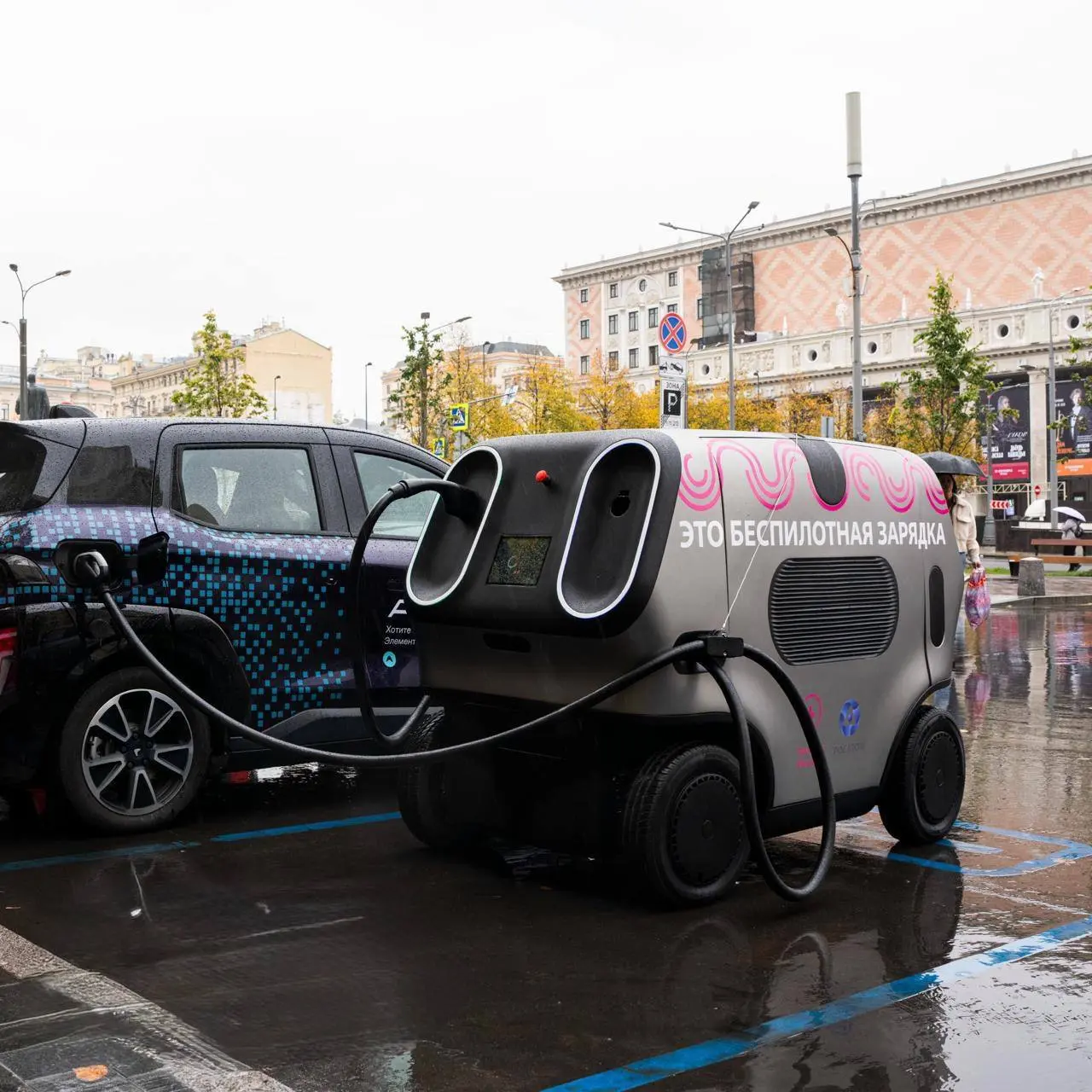 Крутая городская инициатива: в Москве тестируют робота, который сам приезжает заряжать электромобиль.
Пока станцией управляет инженер, но в будущем ее оснастят автономной системой. | Сетка — социальная сеть от hh.ru