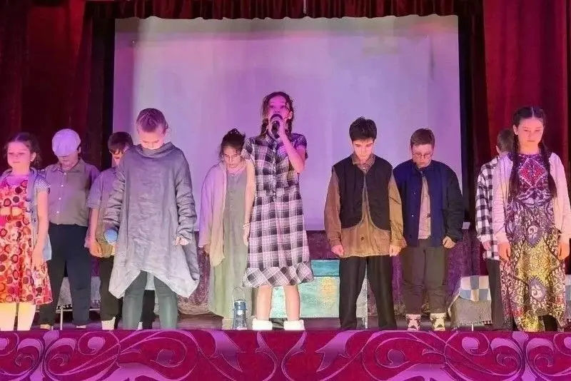 🎭 Театральная студия из Пятигорска вышла в финал краевого фестиваля
Коллектив «Арлекин» школы № 2 Пятигорска прошёл в финал фестиваля «Палитра талантов» | Сетка — социальная сеть от hh.ru