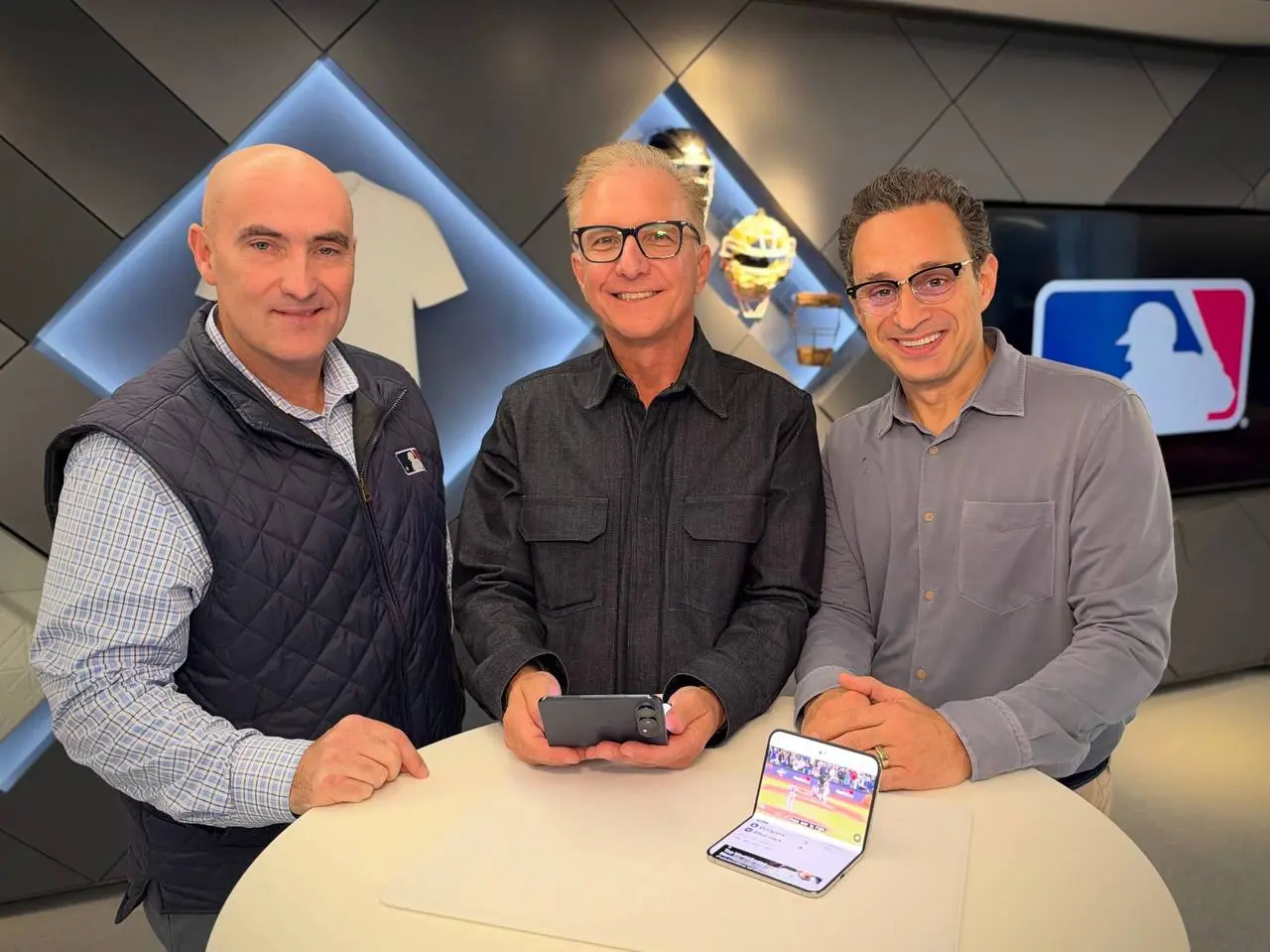 Greg Joswiak, глава глобального маркетинга Apple, заглянул в офис MLB и оценил их новое приложение для iPhone Duo.
«Приложение и iPhone Duo готовы к Мировой серии | Сетка — социальная сеть от hh.ru