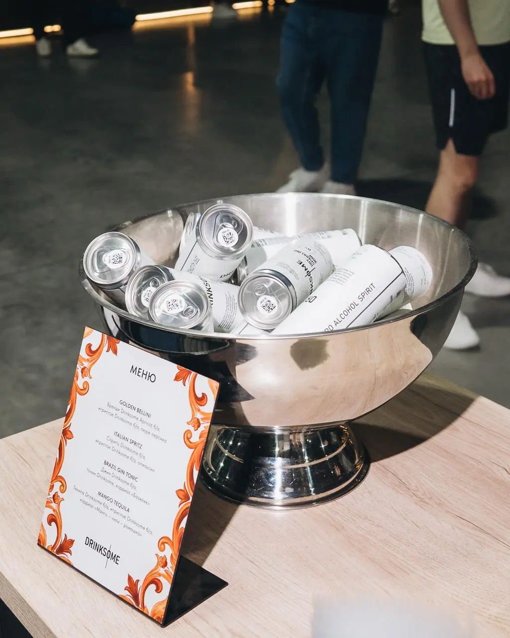 «Я у бара, подходи!»
🟧 Неделю назад на дне рождения Friends Padel Club встречались не только у кортов. Между матчами заглядывали в безалкогольный бар Drinksome — за коктейлями и разговорами с друзьями | Сетка — социальная сеть от hh.ru