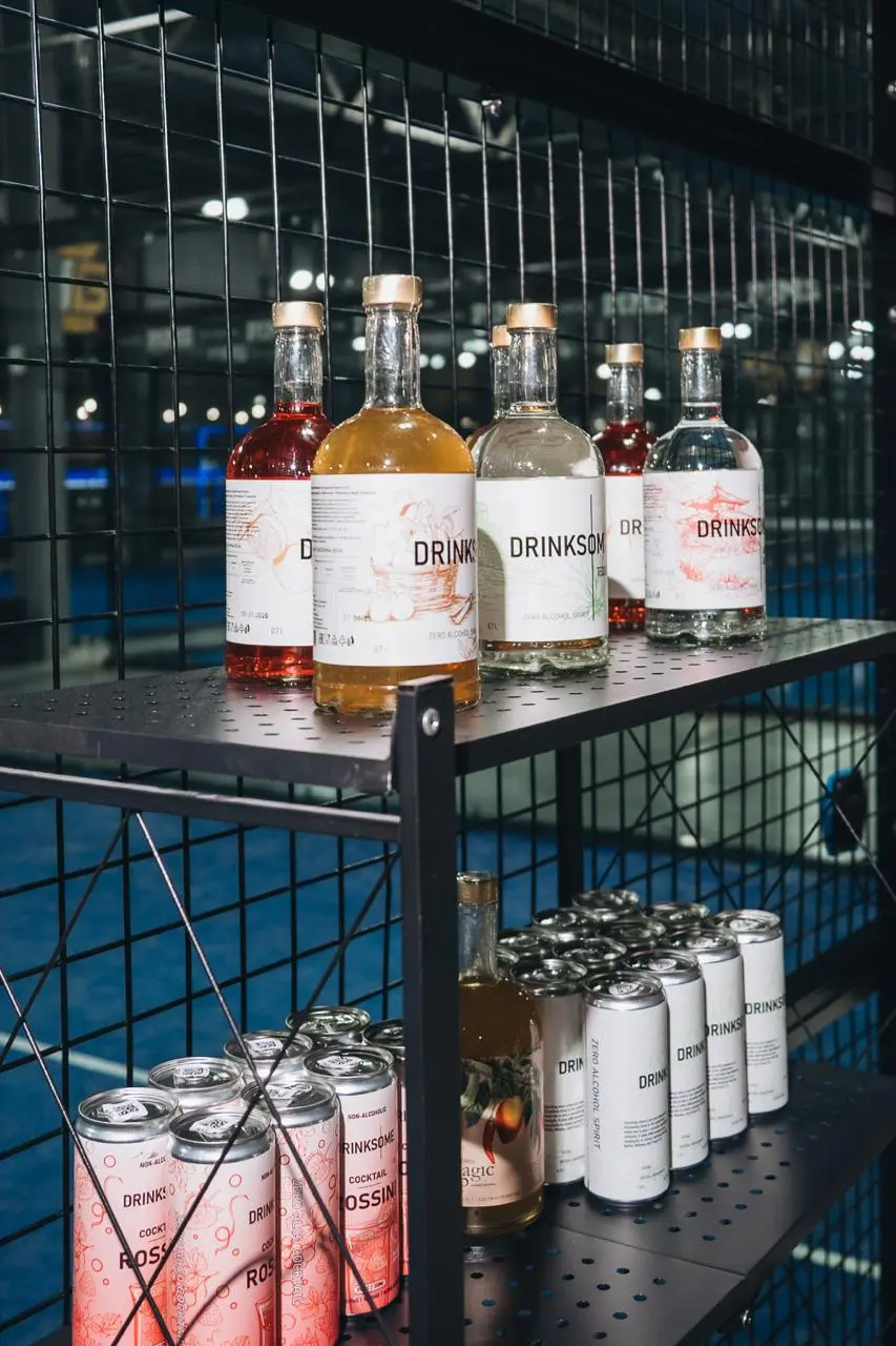 «Я у бара, подходи!»
🟧 Неделю назад на дне рождения Friends Padel Club встречались не только у кортов. Между матчами заглядывали в безалкогольный бар Drinksome — за коктейлями и разговорами с друзьями | Сетка — социальная сеть от hh.ru