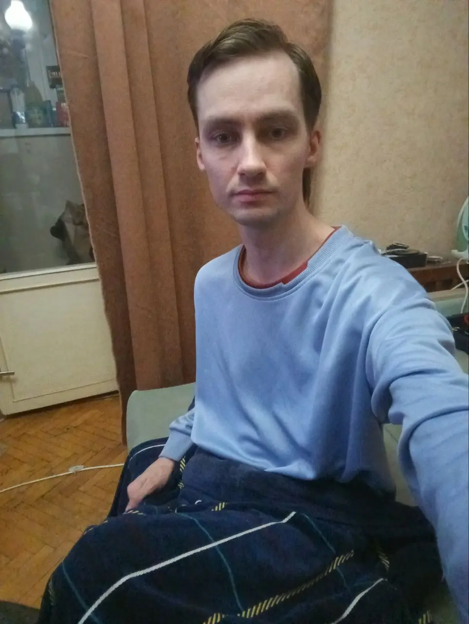 Ну и к слову.
У меня в комнате 23-24°С, а я сижу в пледе на ногах, потому что ноги мёрзнут.
24°С в середине комнаты на урове 160 см от пола.
23°С на полу. | Сетка — социальная сеть от hh.ru