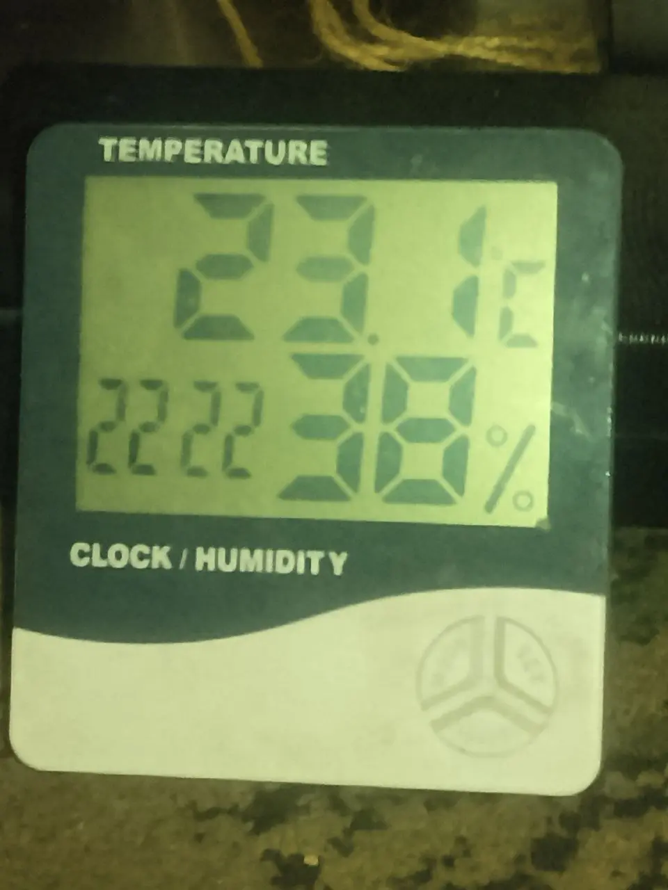Ну и к слову.
У меня в комнате 23-24°С, а я сижу в пледе на ногах, потому что ноги мёрзнут.
24°С в середине комнаты на урове 160 см от пола.
23°С на полу. | Сетка — социальная сеть от hh.ru