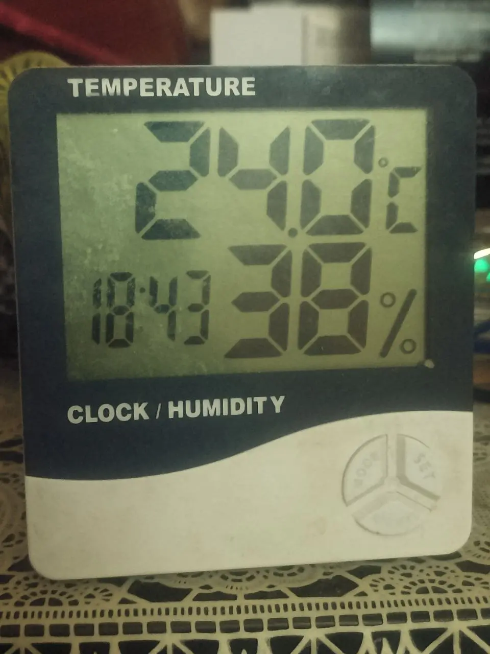 Ну и к слову.
У меня в комнате 23-24°С, а я сижу в пледе на ногах, потому что ноги мёрзнут.
24°С в середине комнаты на урове 160 см от пола.
23°С на полу. | Сетка — социальная сеть от hh.ru